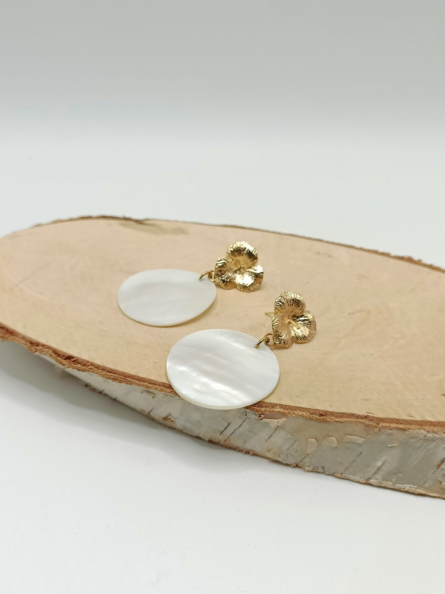 Colombe, boucles d'oreilles nacre blanche et puces fleurs dorées 18K