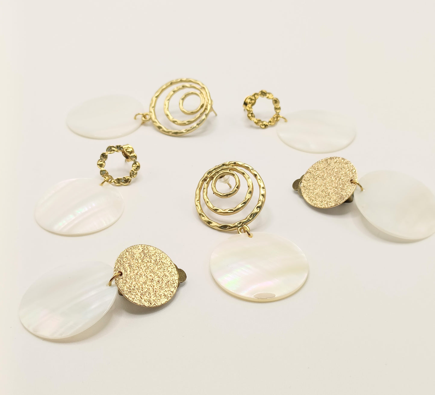 Colombe , boucles d'oreilles clips dorés ou non et nacre ronde blanche