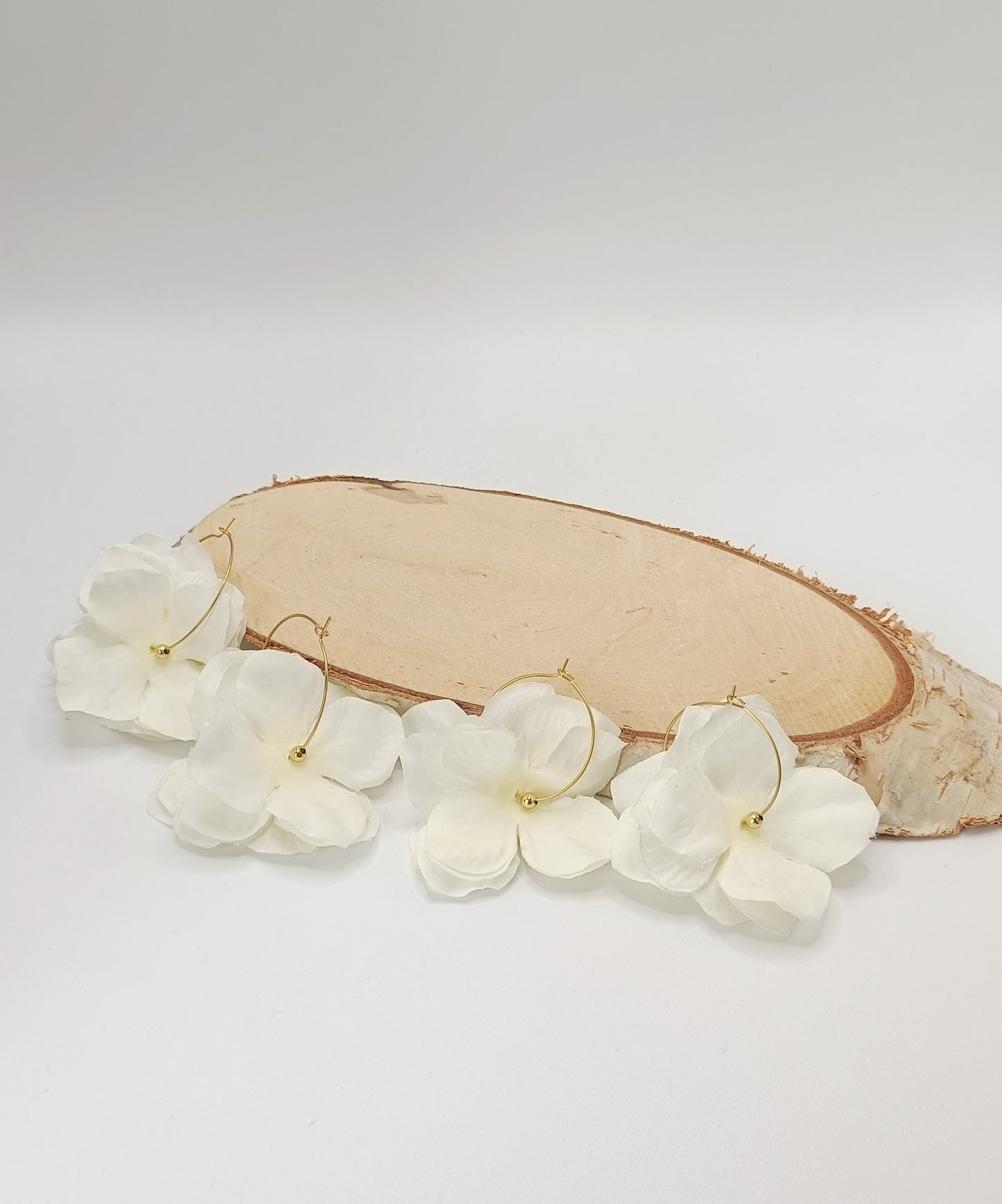 Créoles dorées Gisèle en acier inoxydable et pétales blancs en tissu