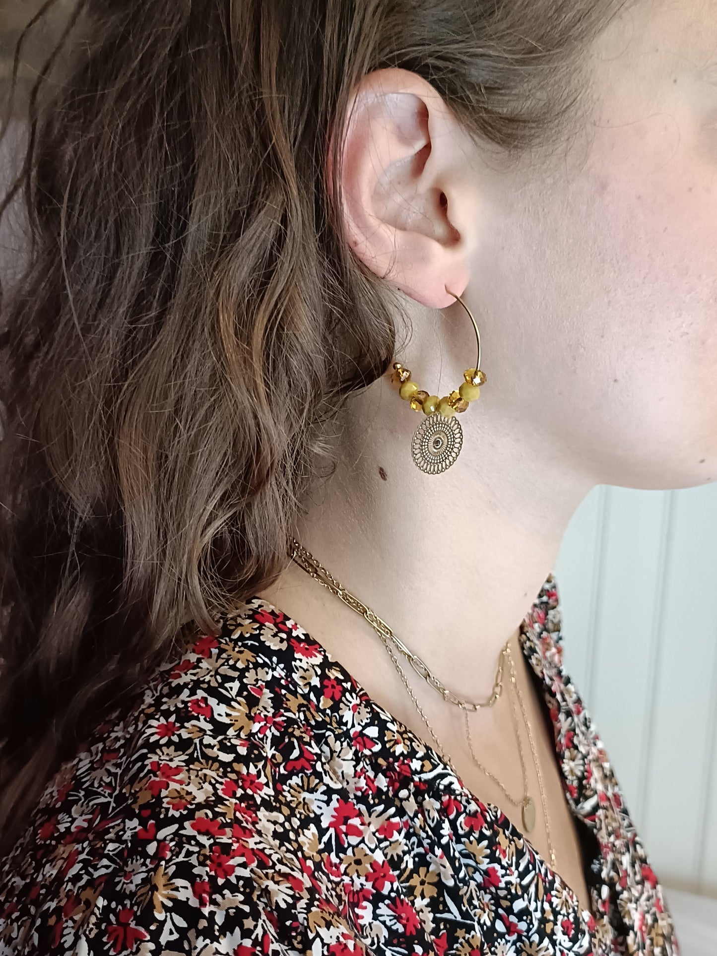 Créoles dorées en acier inoxydable et camaieu de perles moutarde  facettées assorties d'une médaille pendante dorée à l'or fin