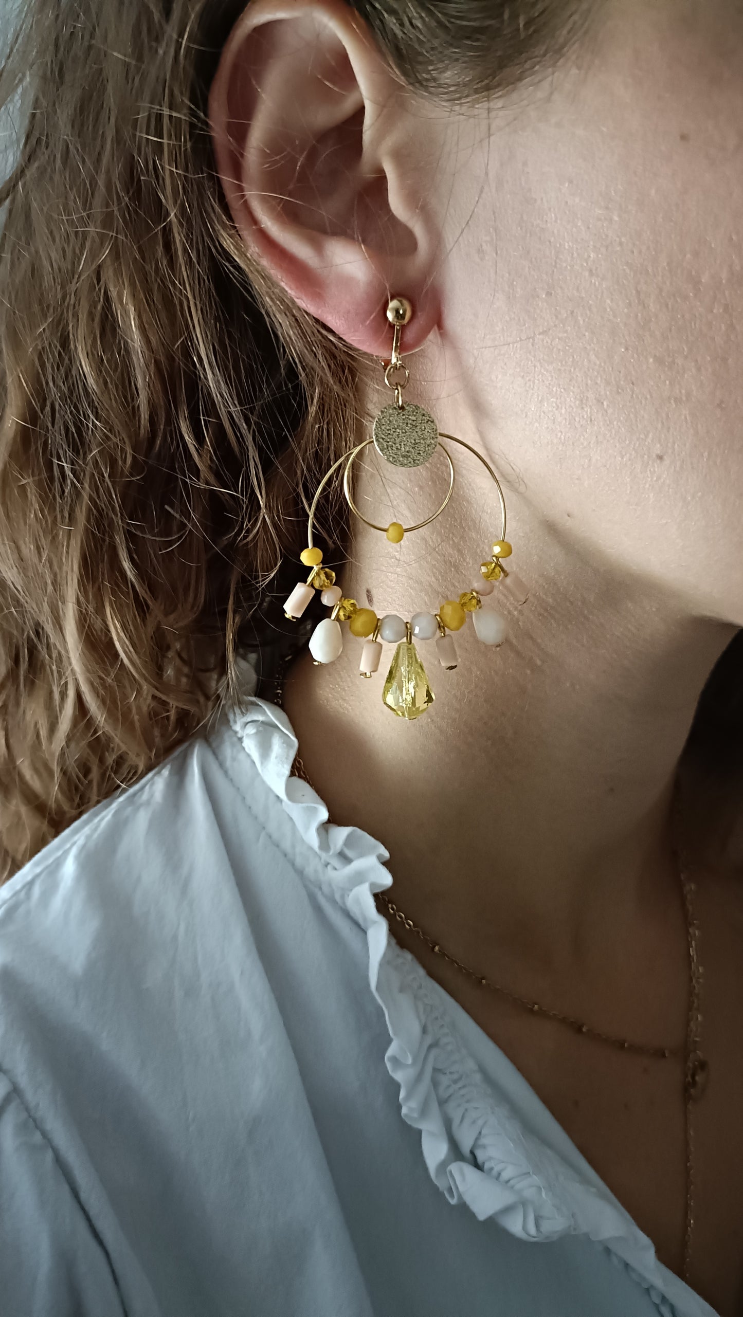 Créoles dorées, percées ou clips, jaune et rose saumoné