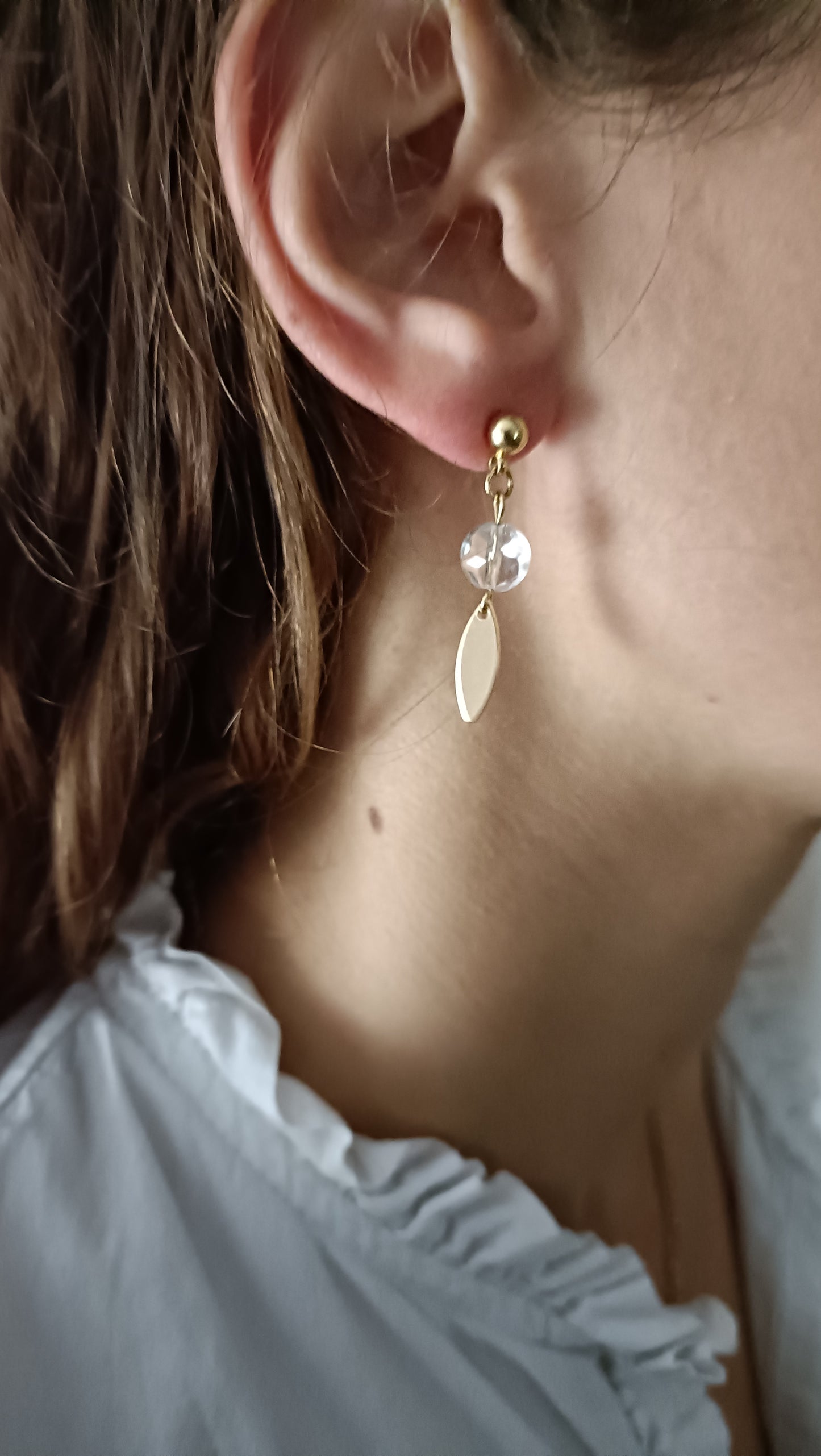 Cristal, petites boucles d'oreilles en cristal de roche, feuilles dorées 18K et puces en acier inoxydable, également disponibles en clips