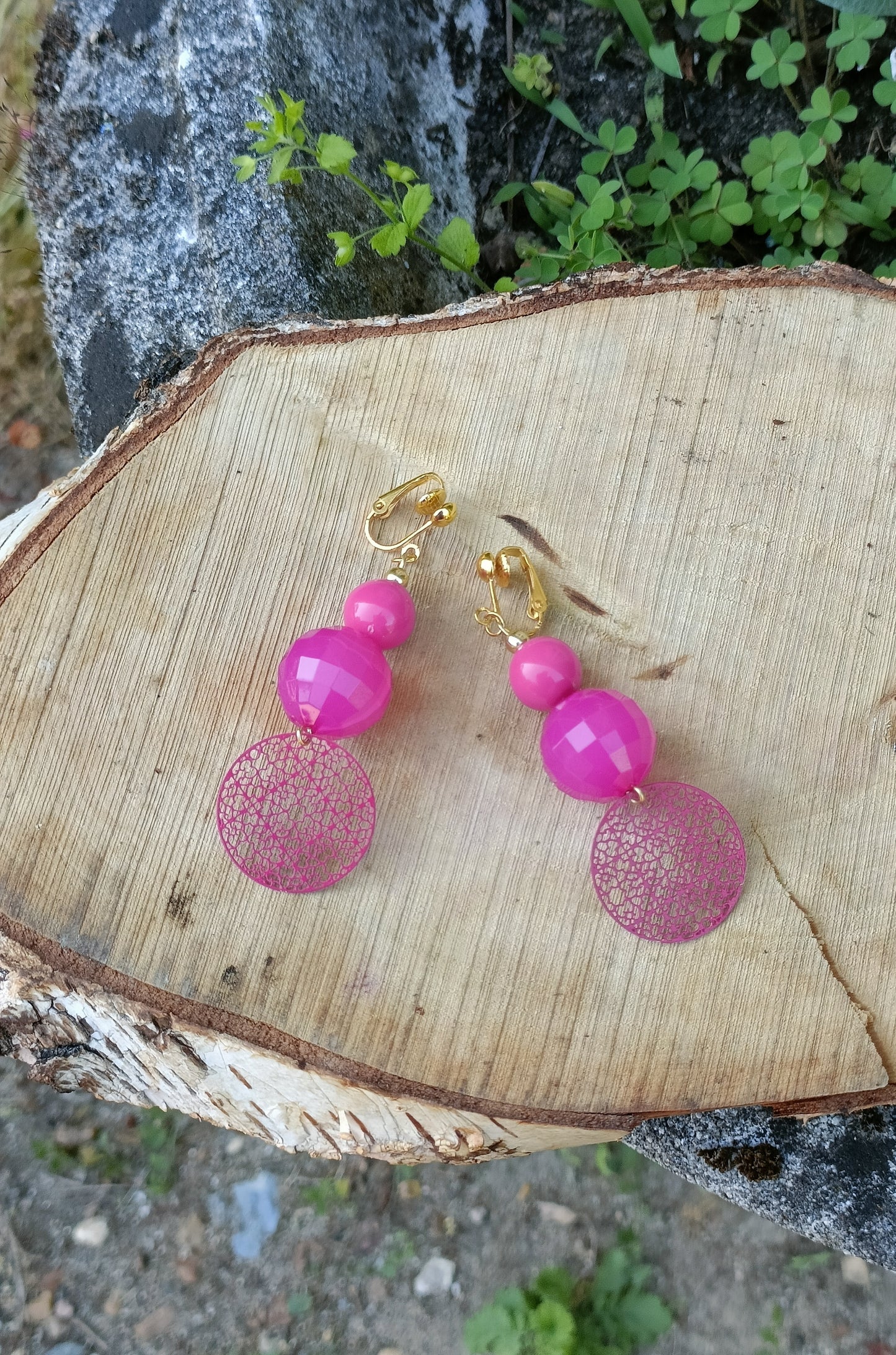 Emma, les boucles d'oreilles fushia, perles et estampes