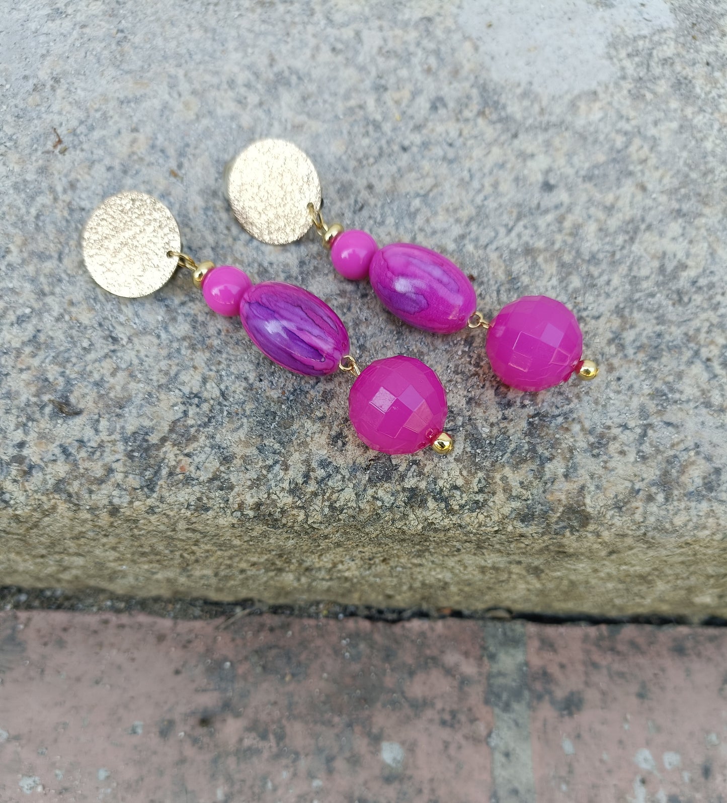 Emma, les grandes boucles d'oreilles clips dorés et perles fushia