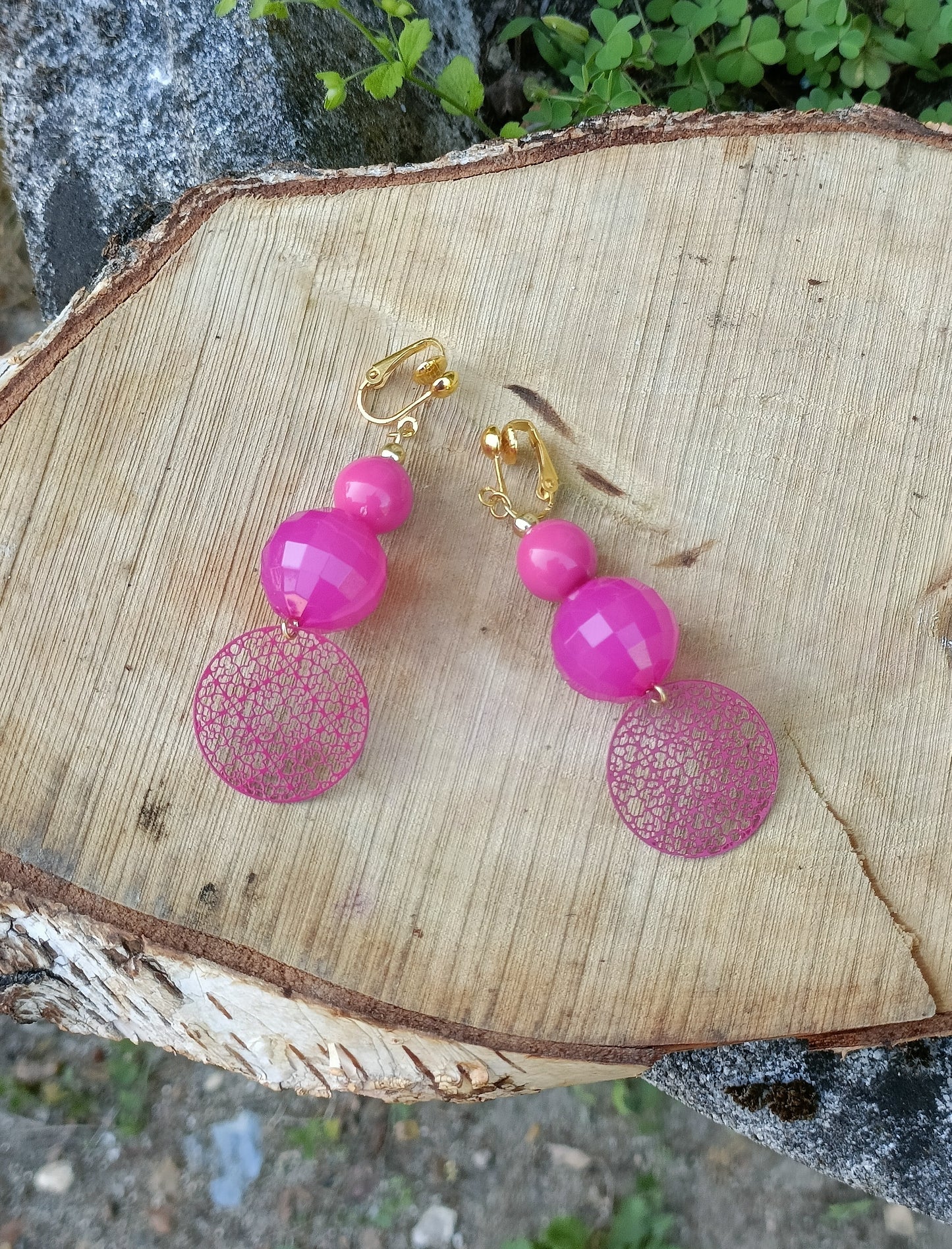 Emma, les boucles d'oreilles fushia, perles en acrylique et estampes ajourées, en percées ou clips