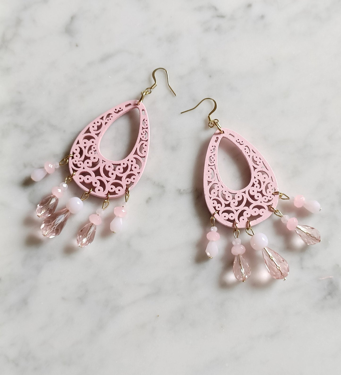 Grandes boucles d'oreilles Esméralda en bois et perles gouttes rose pâle cristal, avec crochets ou clips
