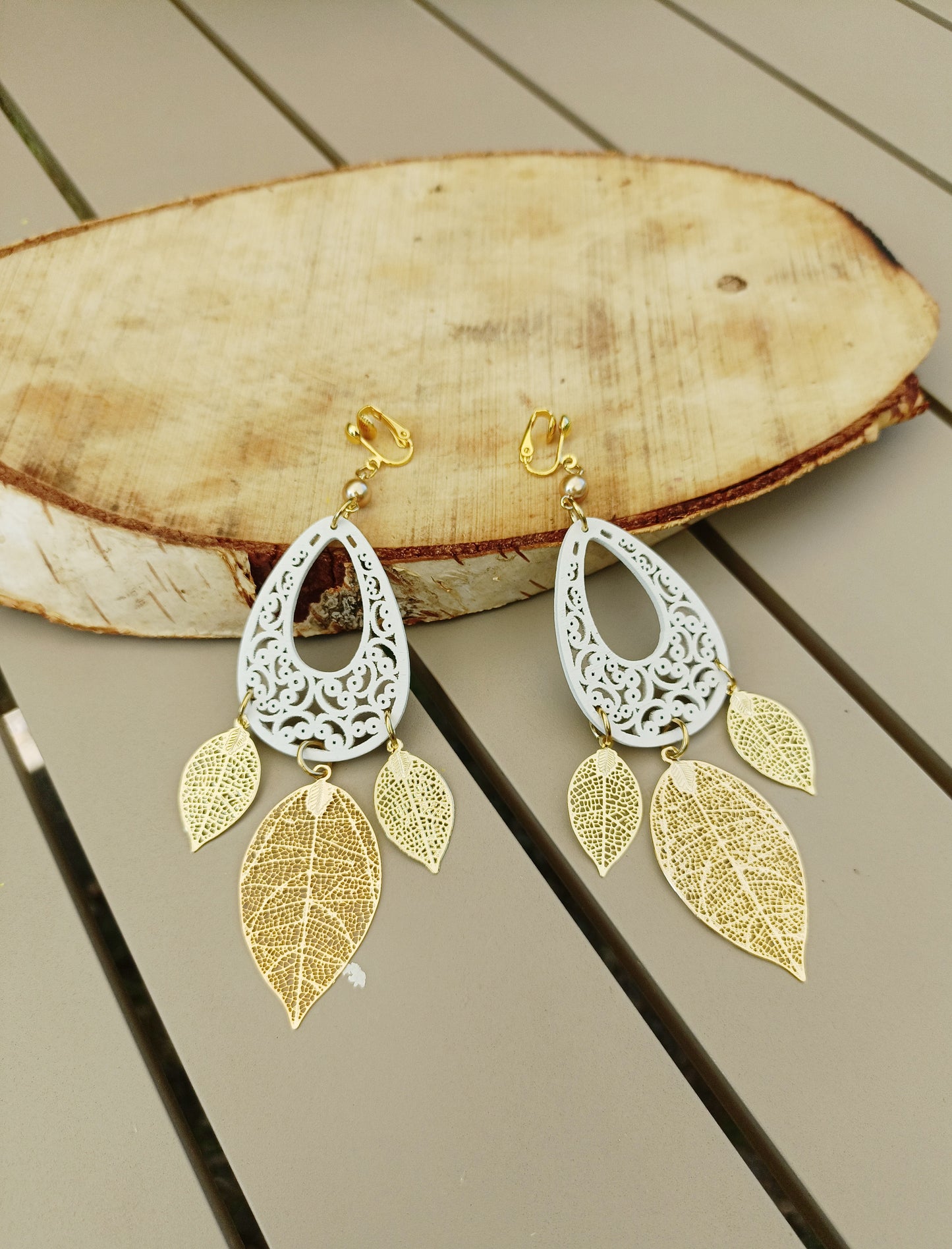 Esméralda, grandes boucles d'oreilles dorées et blanches, estampes et bois et feuilles dorées or fin, avec crochets ou clips