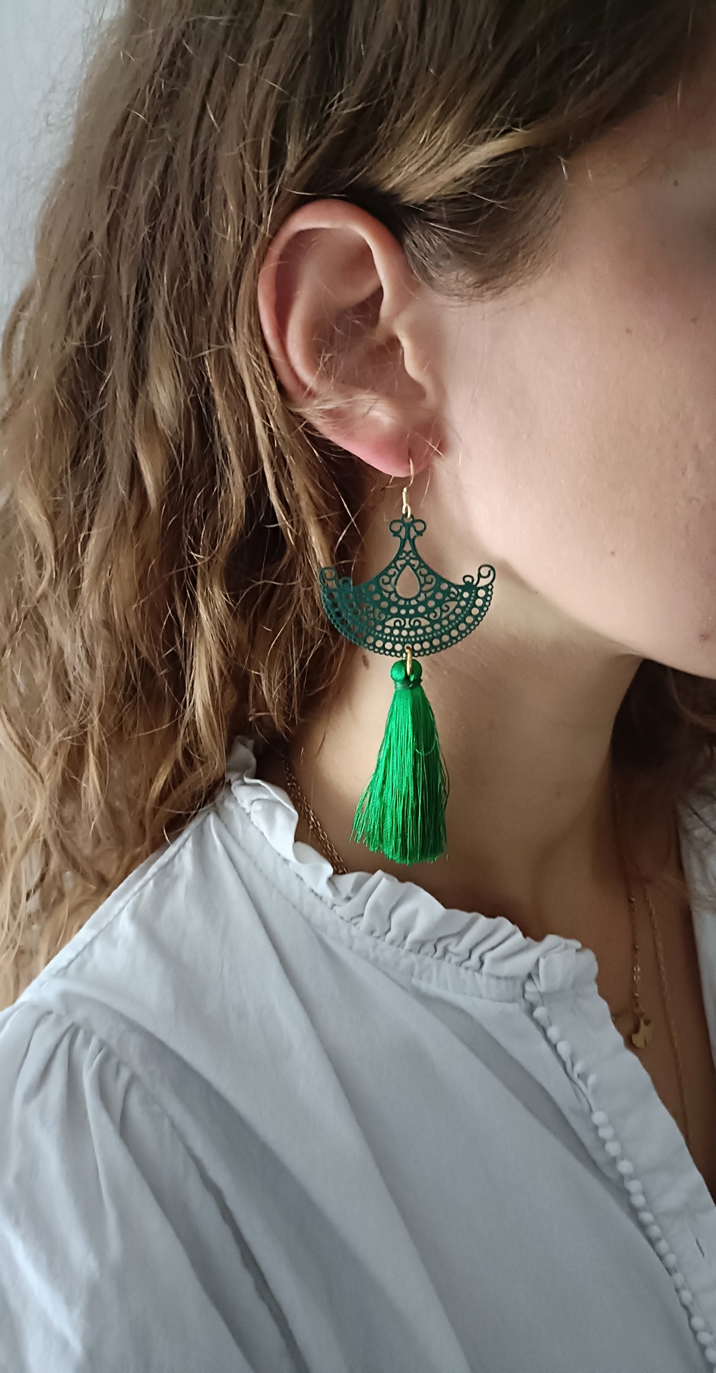 Euphorbe, grandes boucles d'oreilles vertes, percées ou clips, avec pompons vert vif