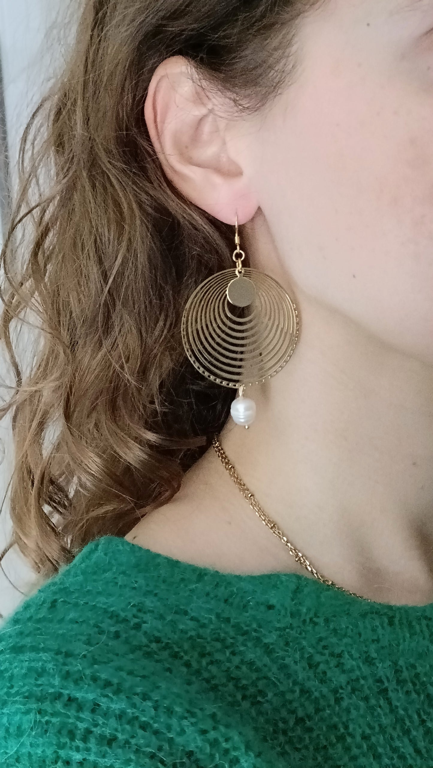 Evangéline, grandes boucles d'oreilles rondes dorées et perles de culture blanches baroques, en percées ou clips