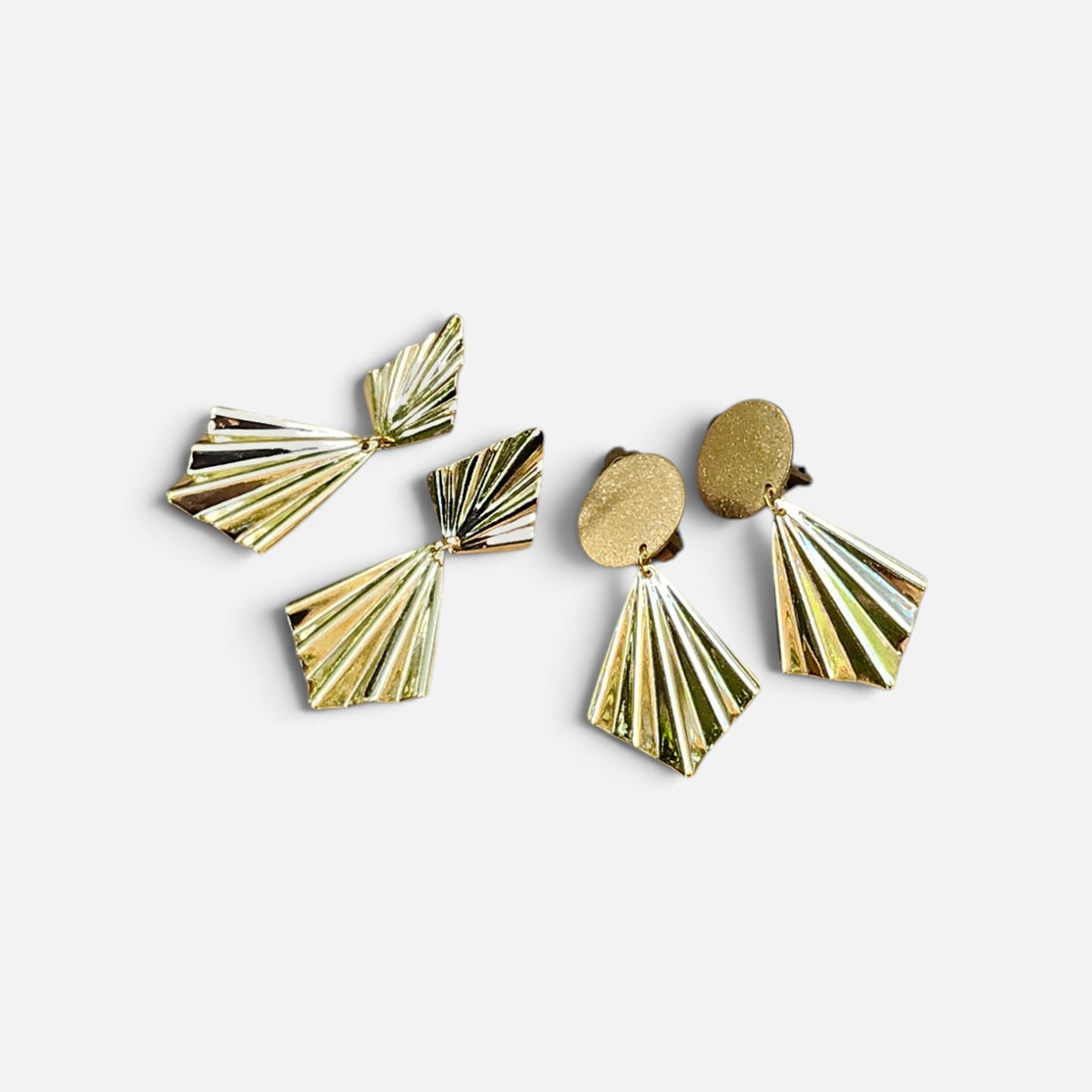 Fabiola, les boucles d'oreilles puces géométriques entièrement dorées à l'or fin