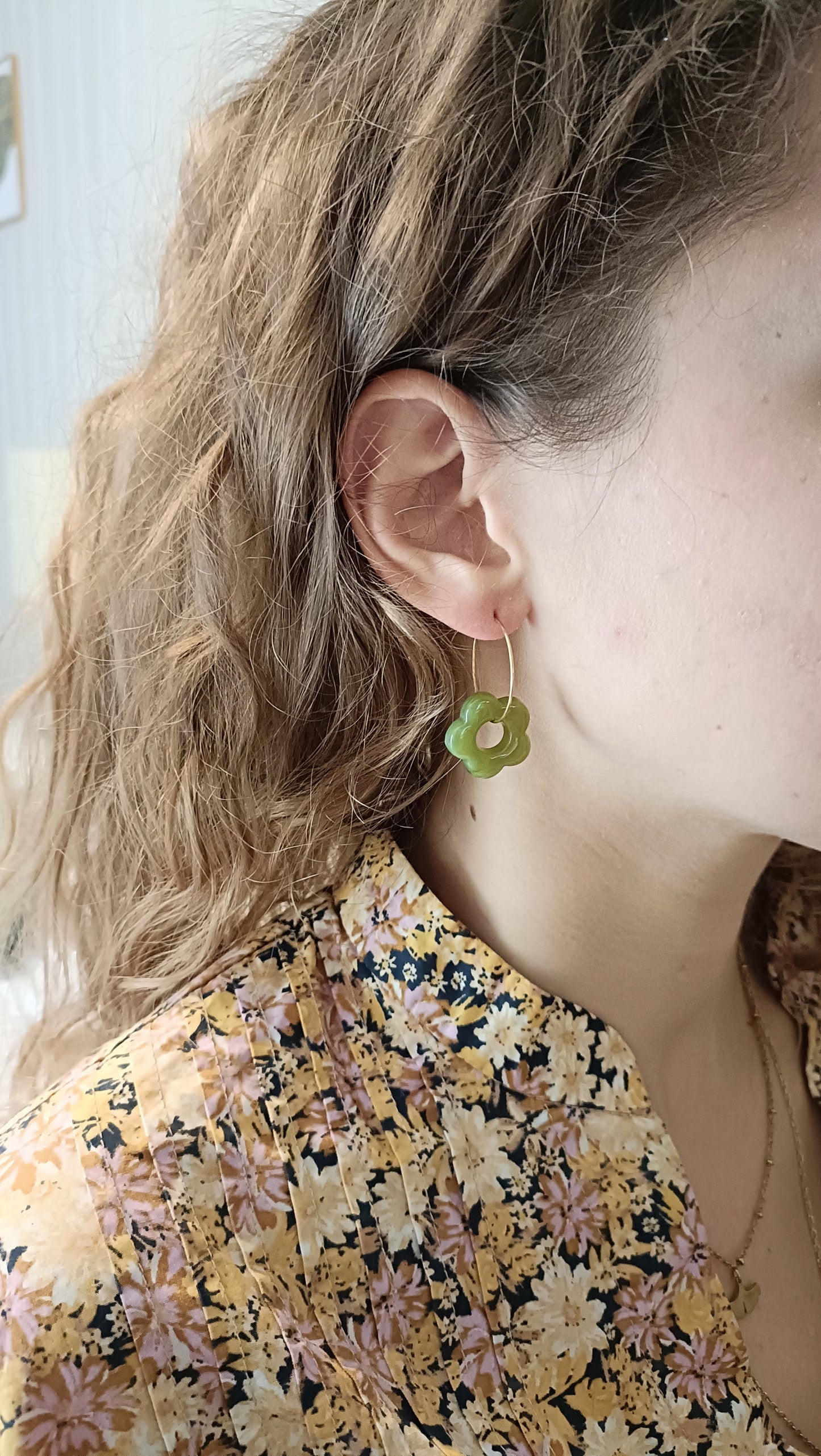 Flora, les créoles dorées en acier inoxydable et fleurs vert clair en acrylique