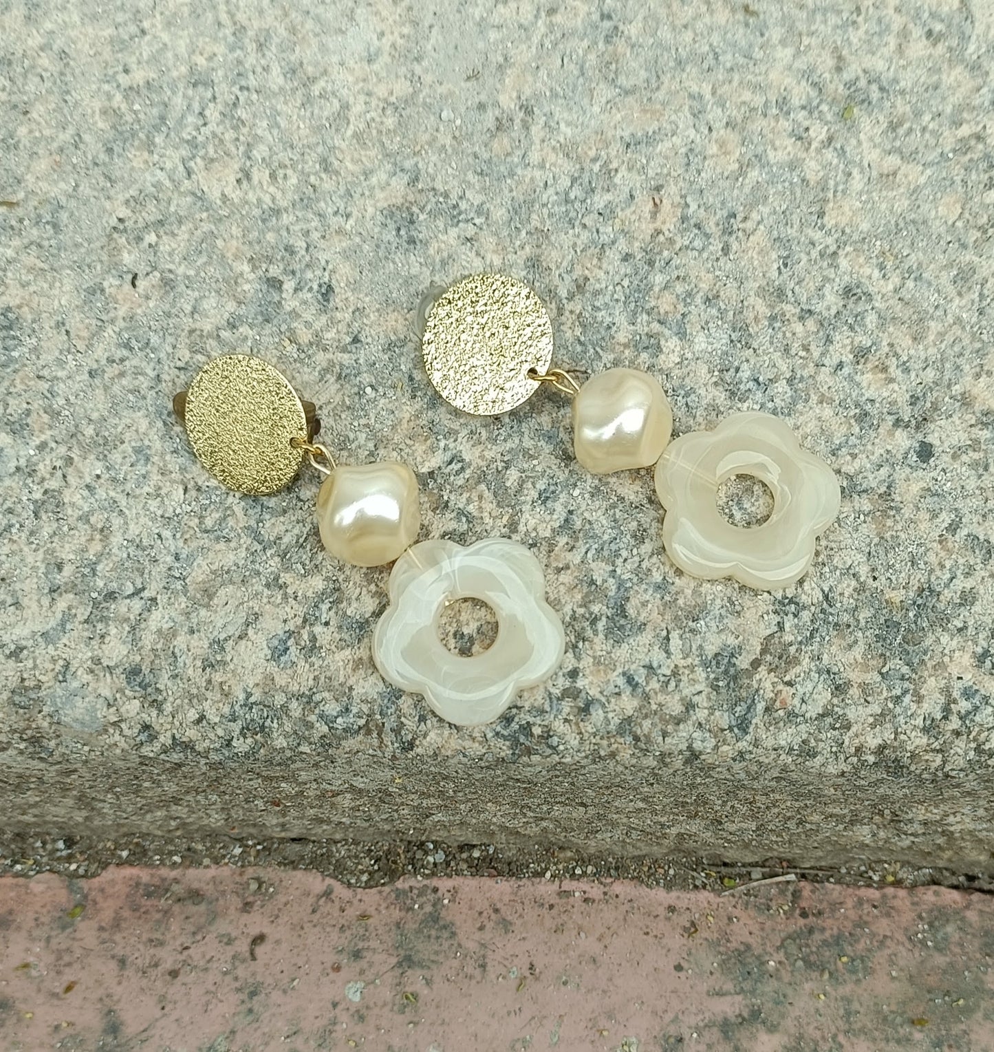 Flora, les grandes boucles d'oreilles clips fleurs roses et perles baroques