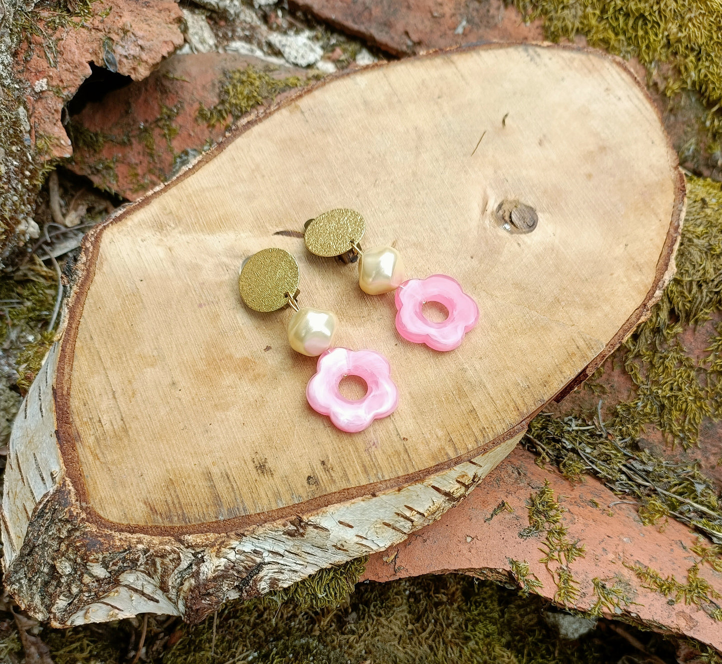 Flora, les grandes boucles d'oreilles clips fleurs roses et perles baroques