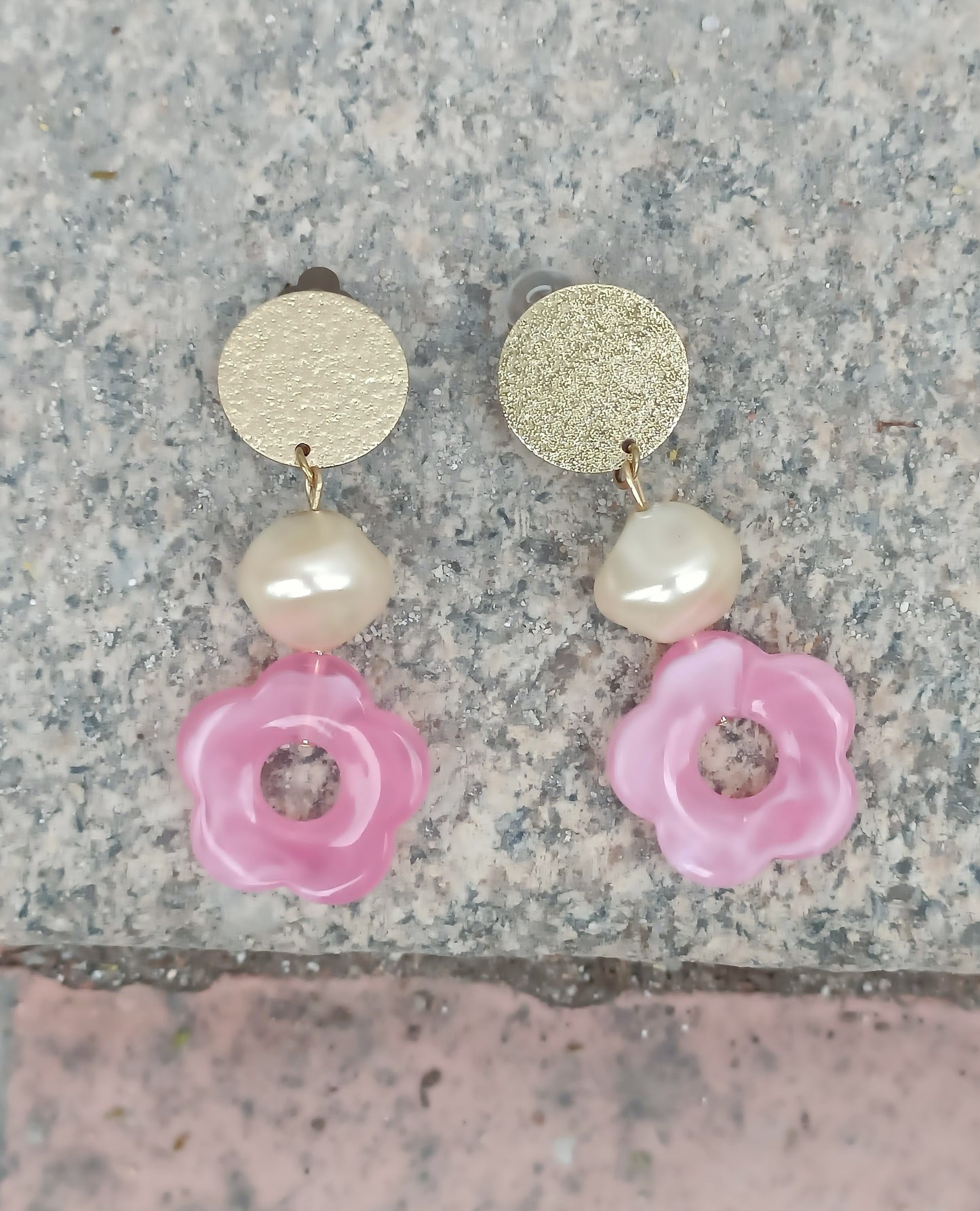 Flora, les grandes boucles d'oreilles clips fleurs roses et perles baroques