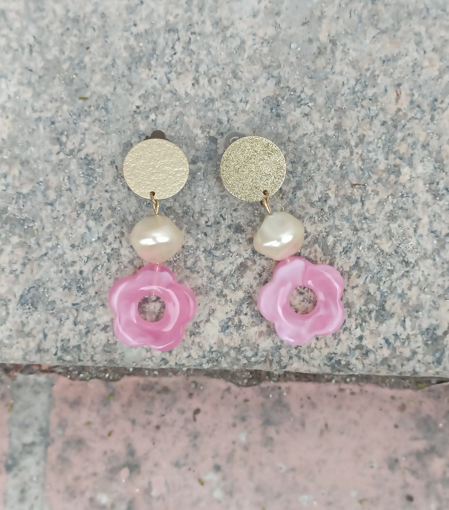 Flora, les grandes boucles d'oreilles clips fleurs roses et perles baroques