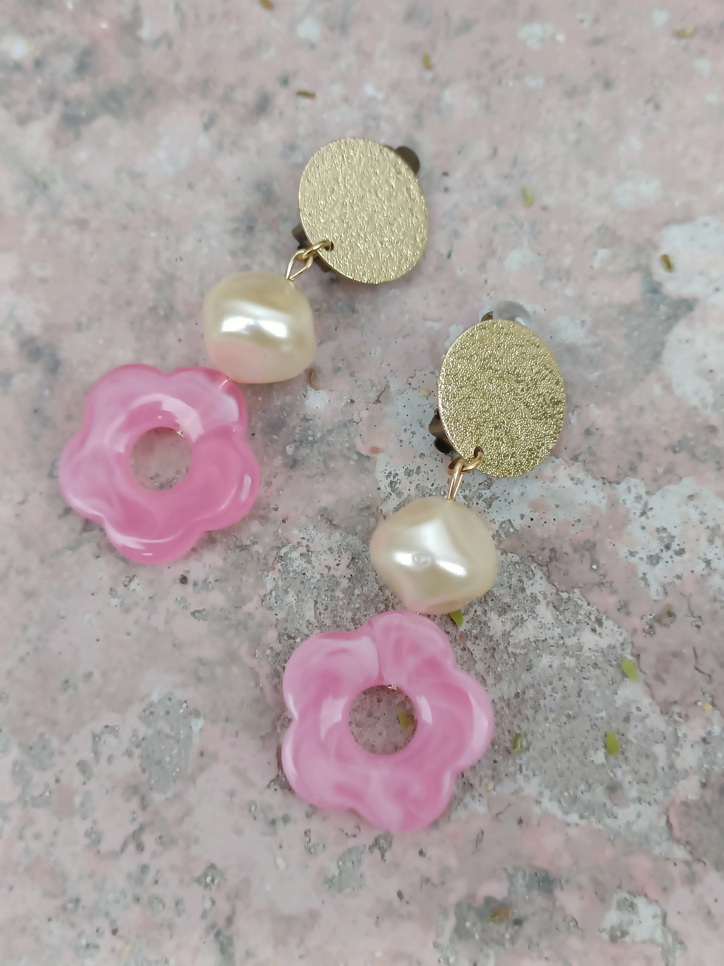 Flora, les grandes boucles d'oreilles clips fleurs roses et perles baroques