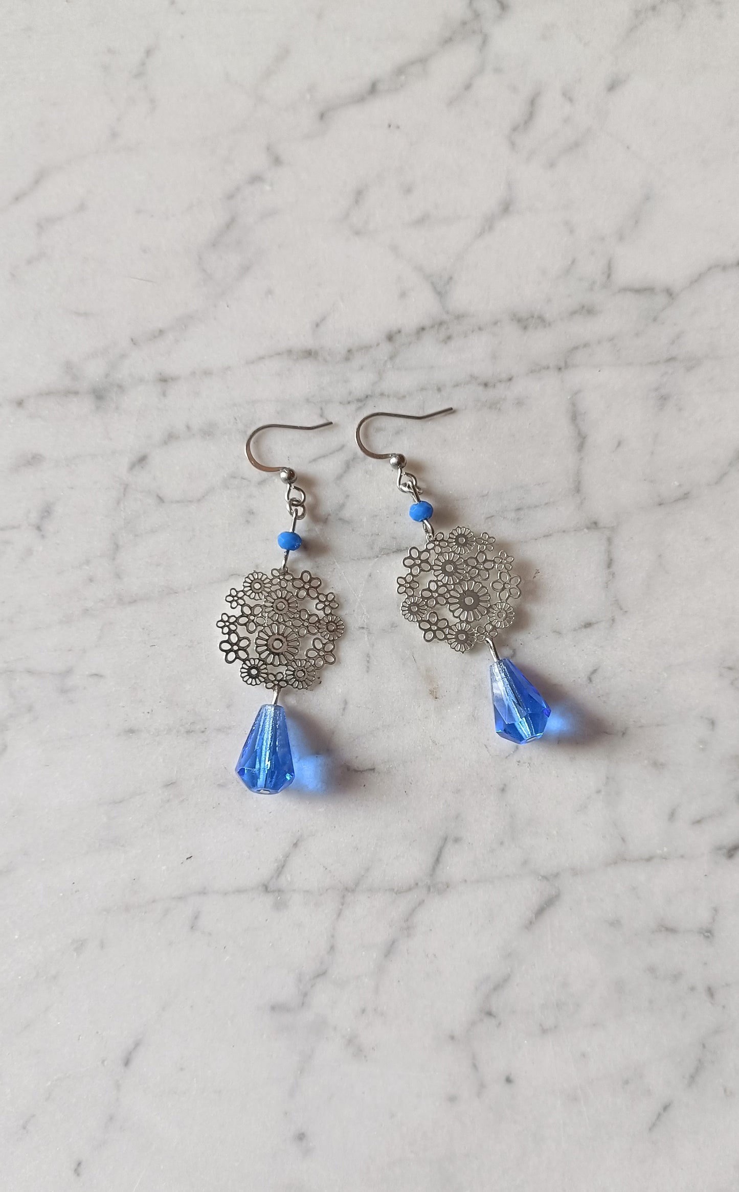 Flore, boucles d'oreilles argentées et bleu, en percées ou clips