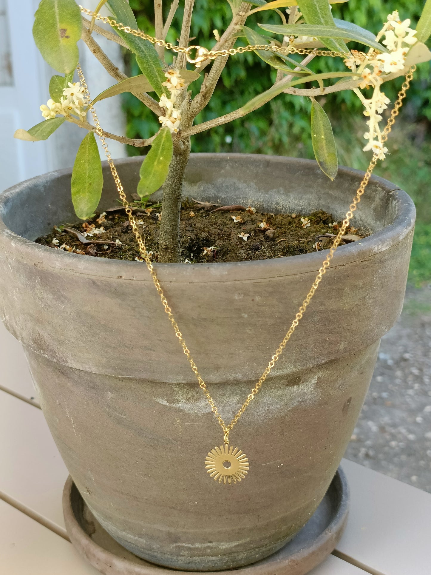 Gaspard, le collier court fin doré en acier inoxydable et sa médaille soleil