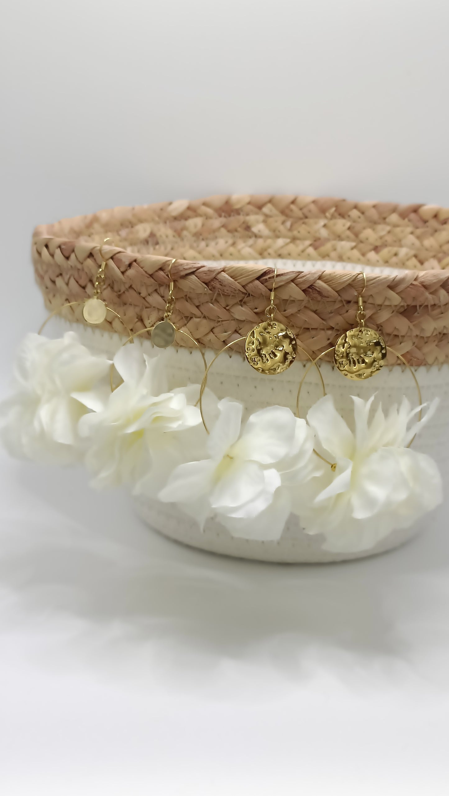 Gisèle, créoles dorées, deux tailles et médailles martelées ou non, avec pétales blancs, en percées ou clips