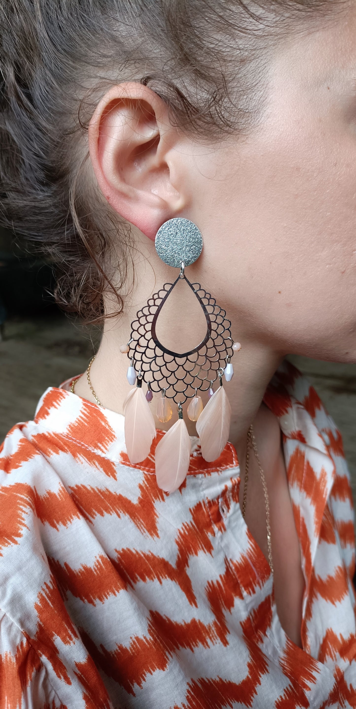 Grandes boucles d'oreilles argentées et plumes saumon pastel et perles de la même teinte plus soutenu  et petites perles parme