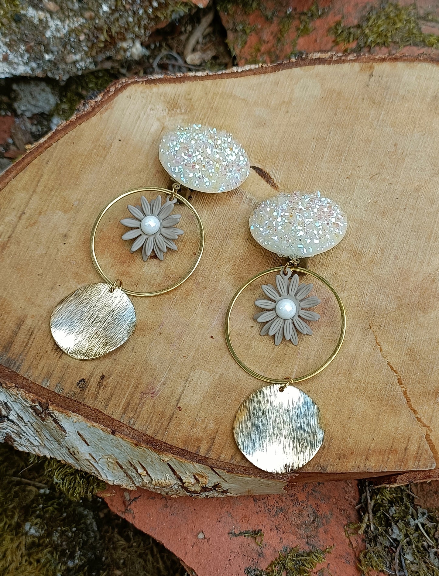 Grandes boucles d'oreilles clips dorées et fleurs