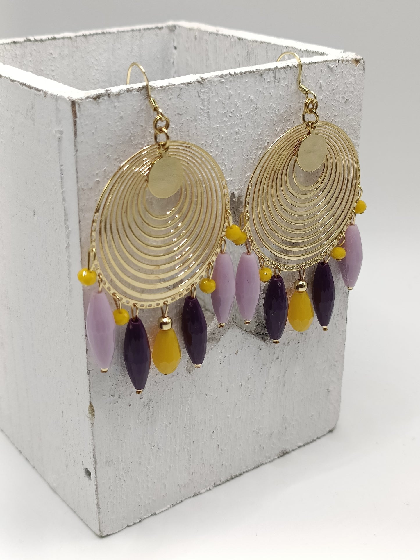 Grandes boucles d'oreilles dorées or fin, percées ou clips, perles violettes, parme et jaune