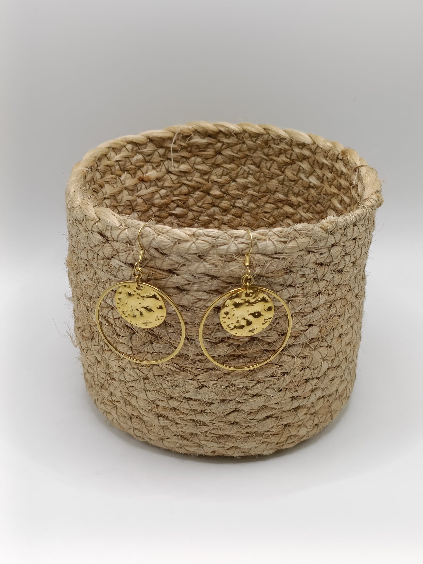 Grandes créoles dorées et médailles martelées en acier inoxydable, percées ou clips