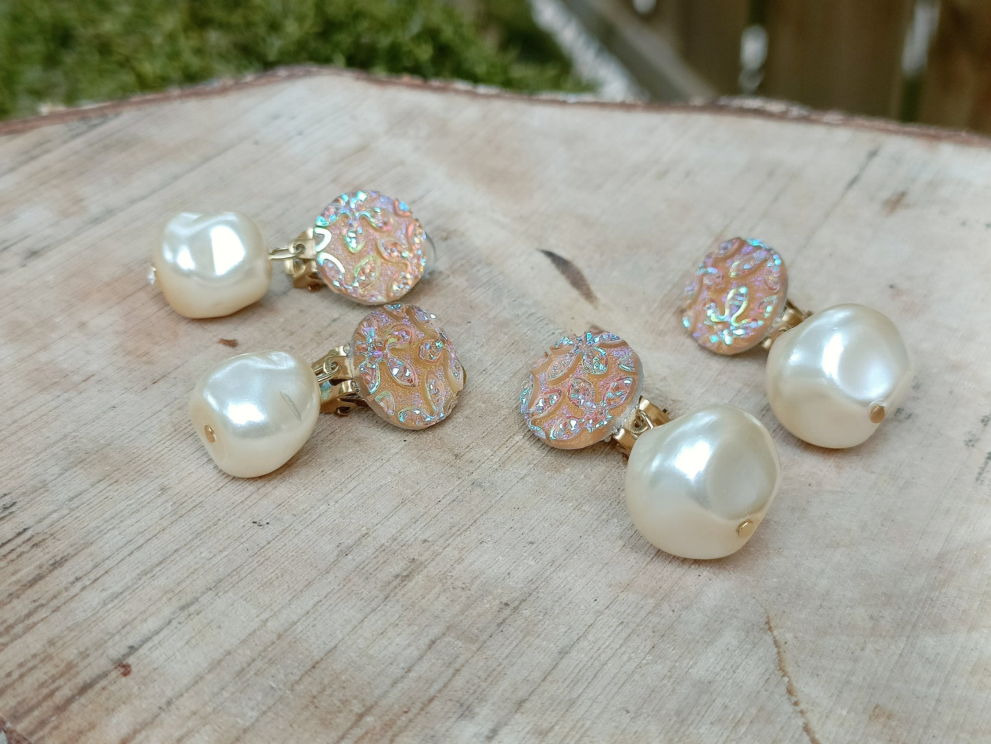 Hombeline, les petites boucles d'oreilles clips et perles baroques