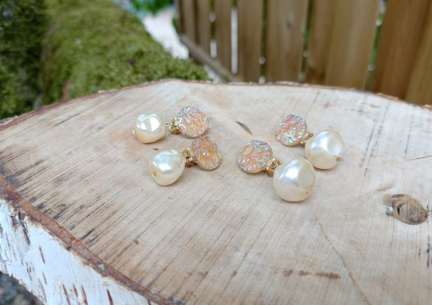 Hombeline, les petites boucles d'oreilles clips irisés et saumonés style floral et perles baroques en verre