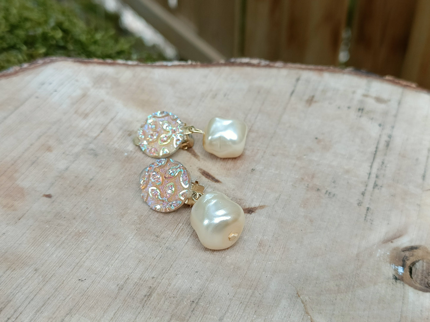 Hombeline, les petites boucles d'oreilles clips et perles baroques