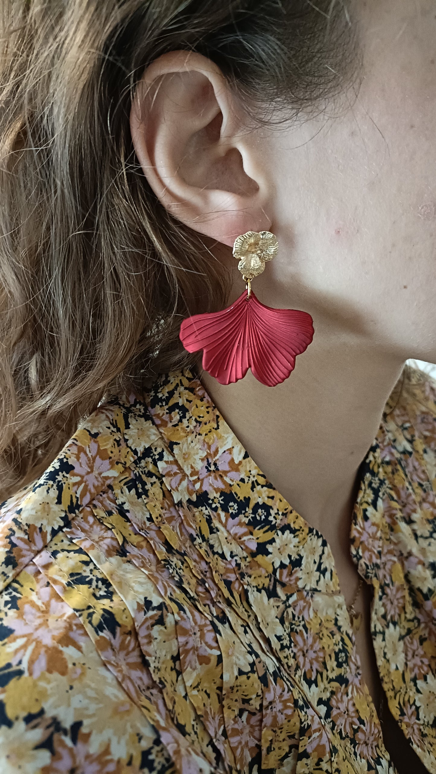 Lizzi, les boucles d'oreilles clips Ginko Biloba doré et rouge