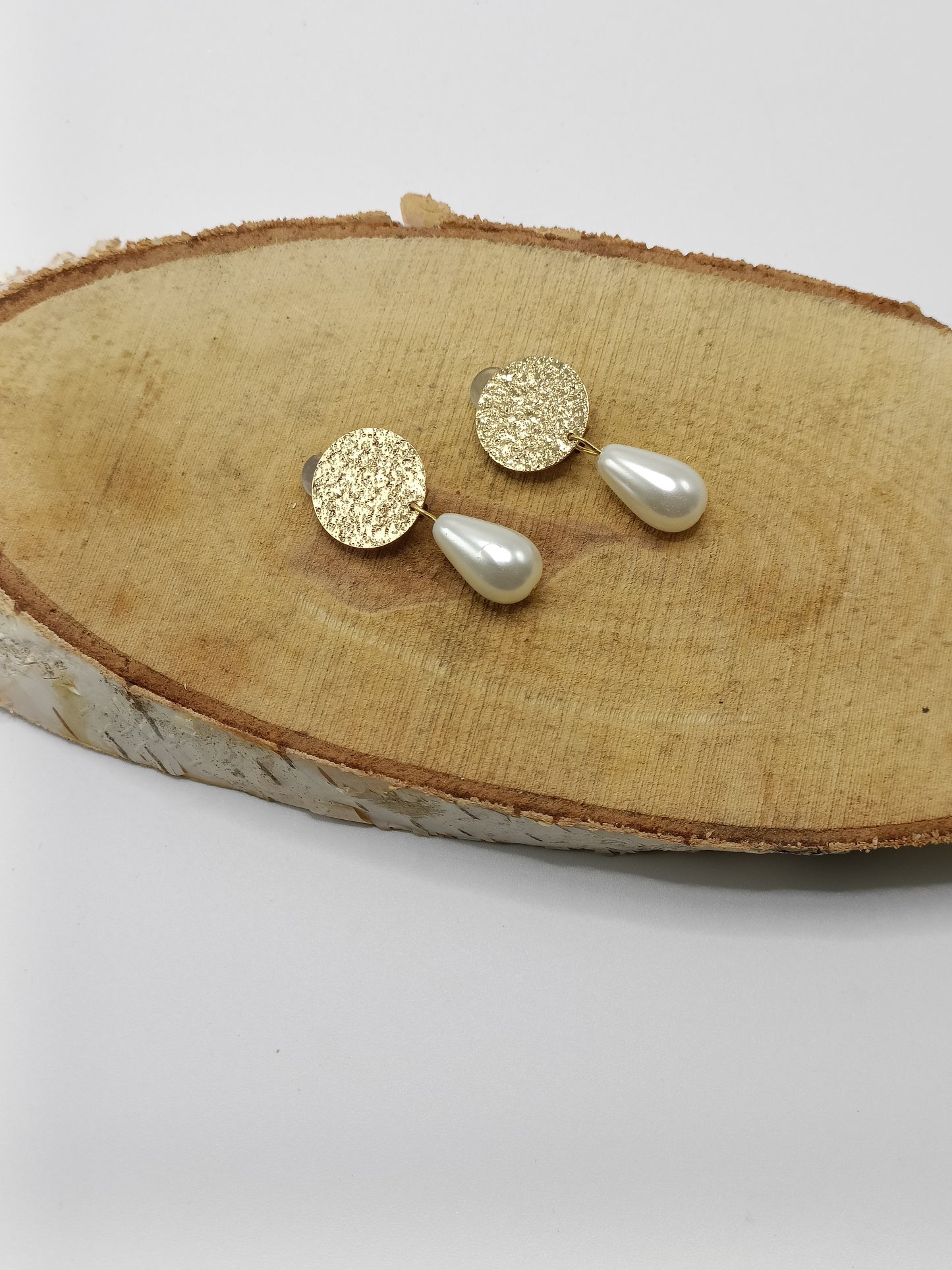 Boucles d'oreilles clips dorés et gouttes blanches