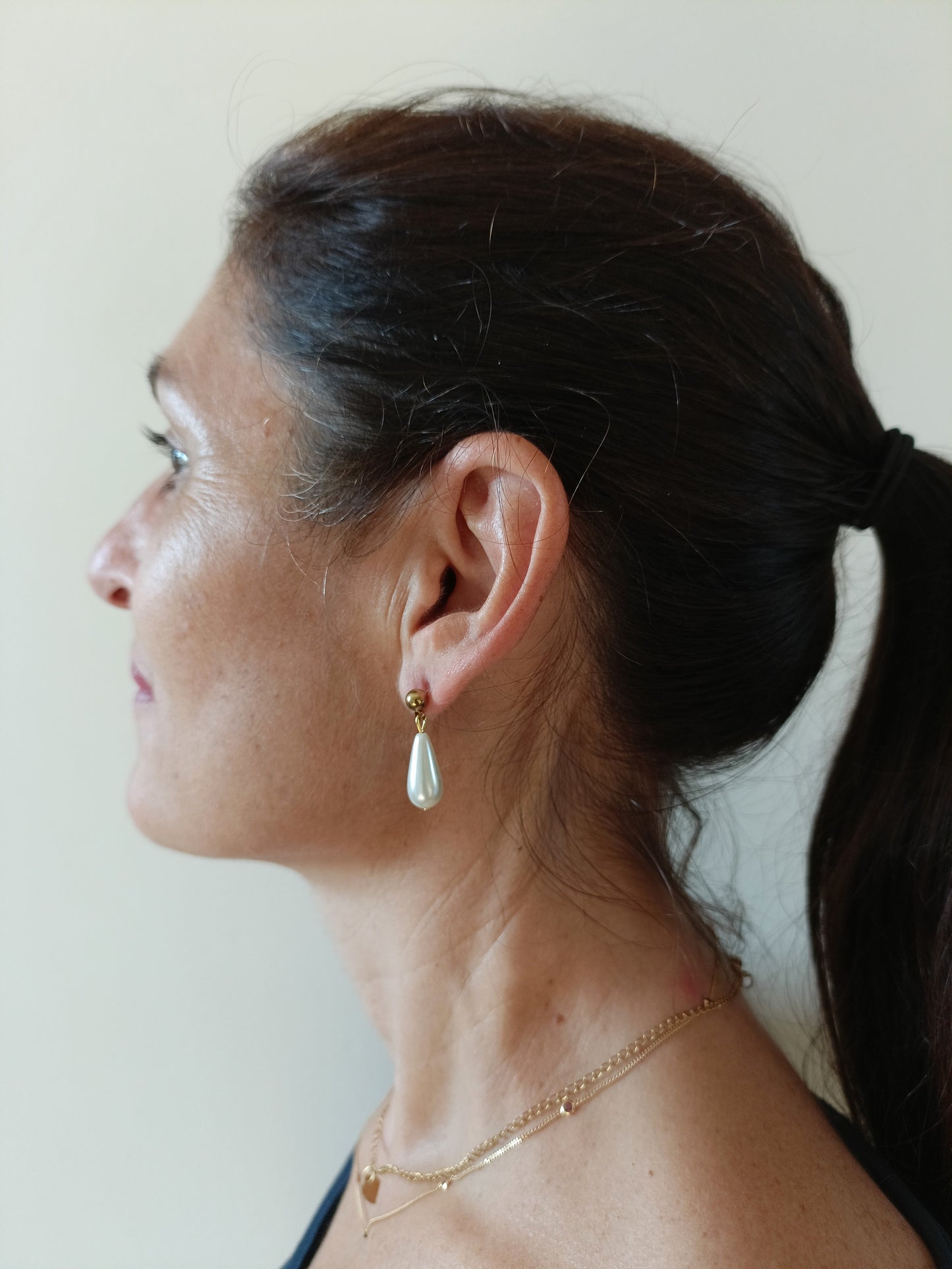 Isabel, les boucles d'oreilles perles gouttes blanches fines et clous d'oreilles dorés 18k