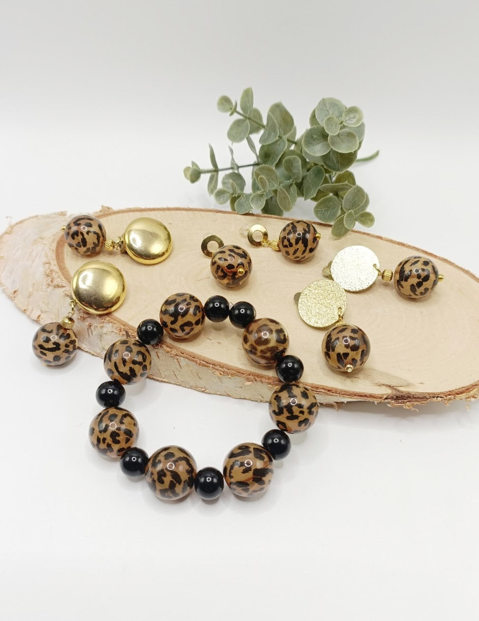 Boucles d'oreilles dorées, percées ou clips et perles léopard et bracelet perles léopard et noires
