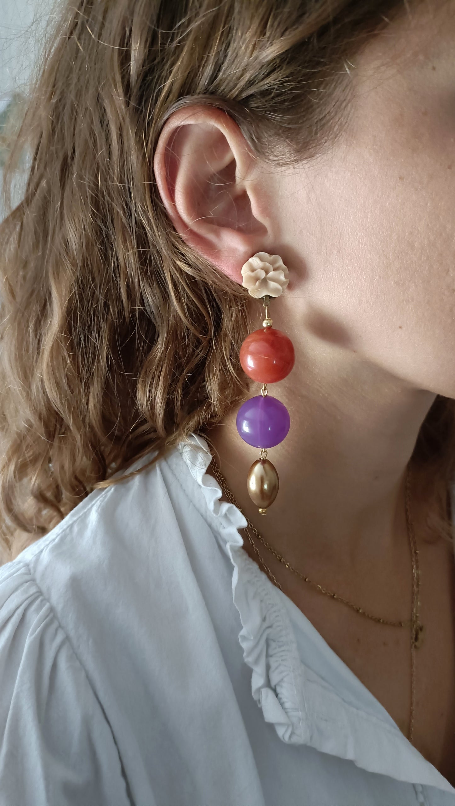 Grandes boucles d'oreilles clips pendantes orange terracotta, violettes et dorées, perles en acrylique