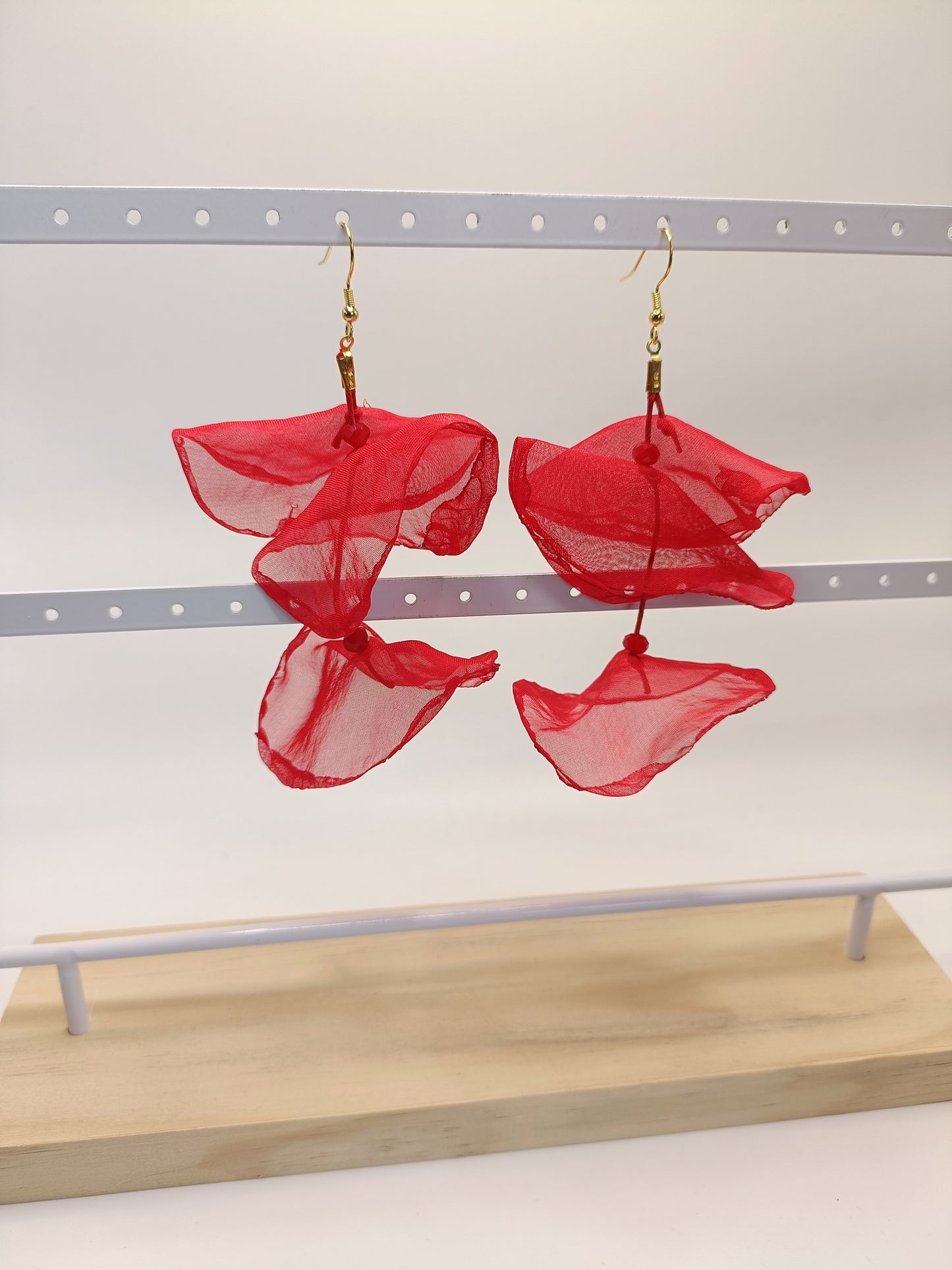 Grandes boucles d'oreilles percées ou clips rouges, fleurs de lotus en organza
