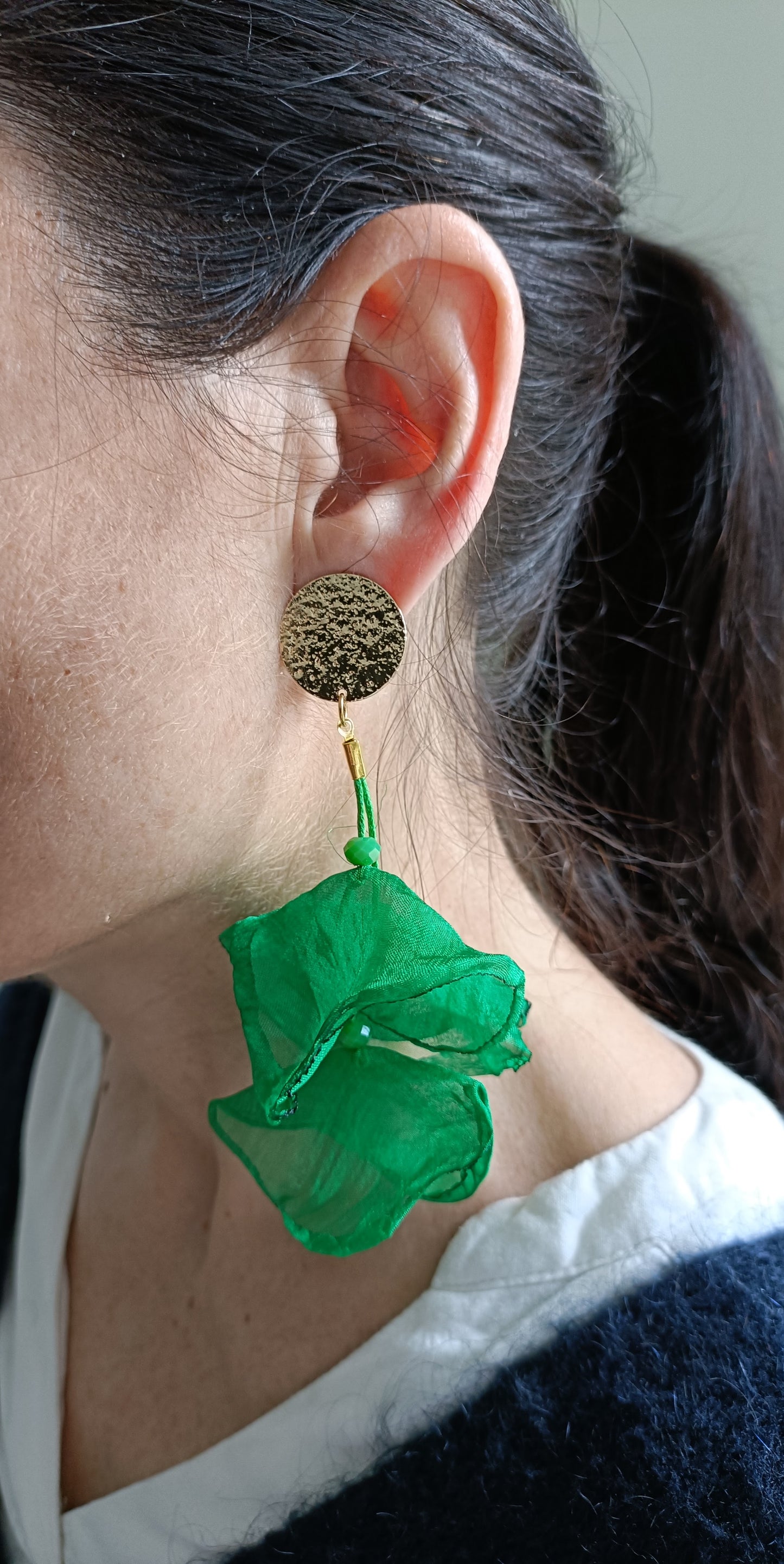 Grandes boucles d'oreilles percées ou clips vertes, fleurs de lotus en organza