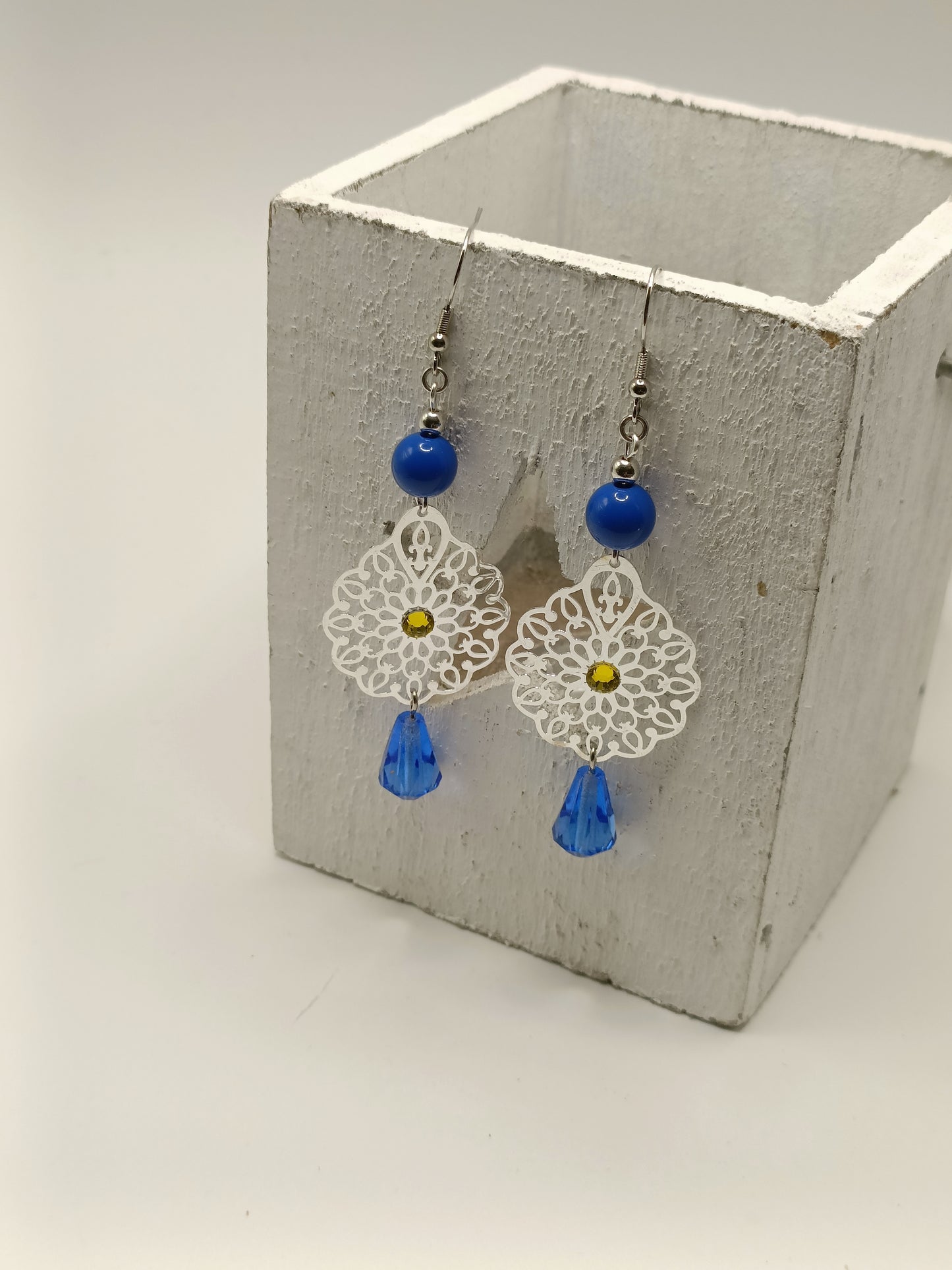 Les Simone, boucles d'oreilles argentées bleu vif et jaune