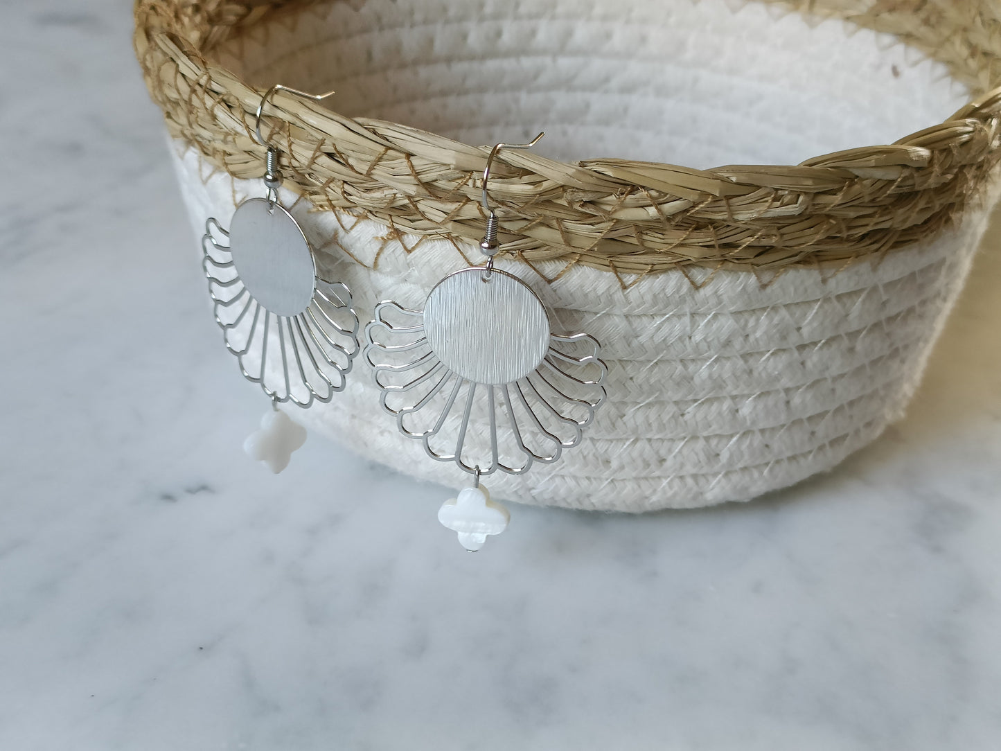 Boucles d'oreilles argentée Vénus, en percées ou clips, estampes ajourées , médailles et petites fleurs blanches en nacre