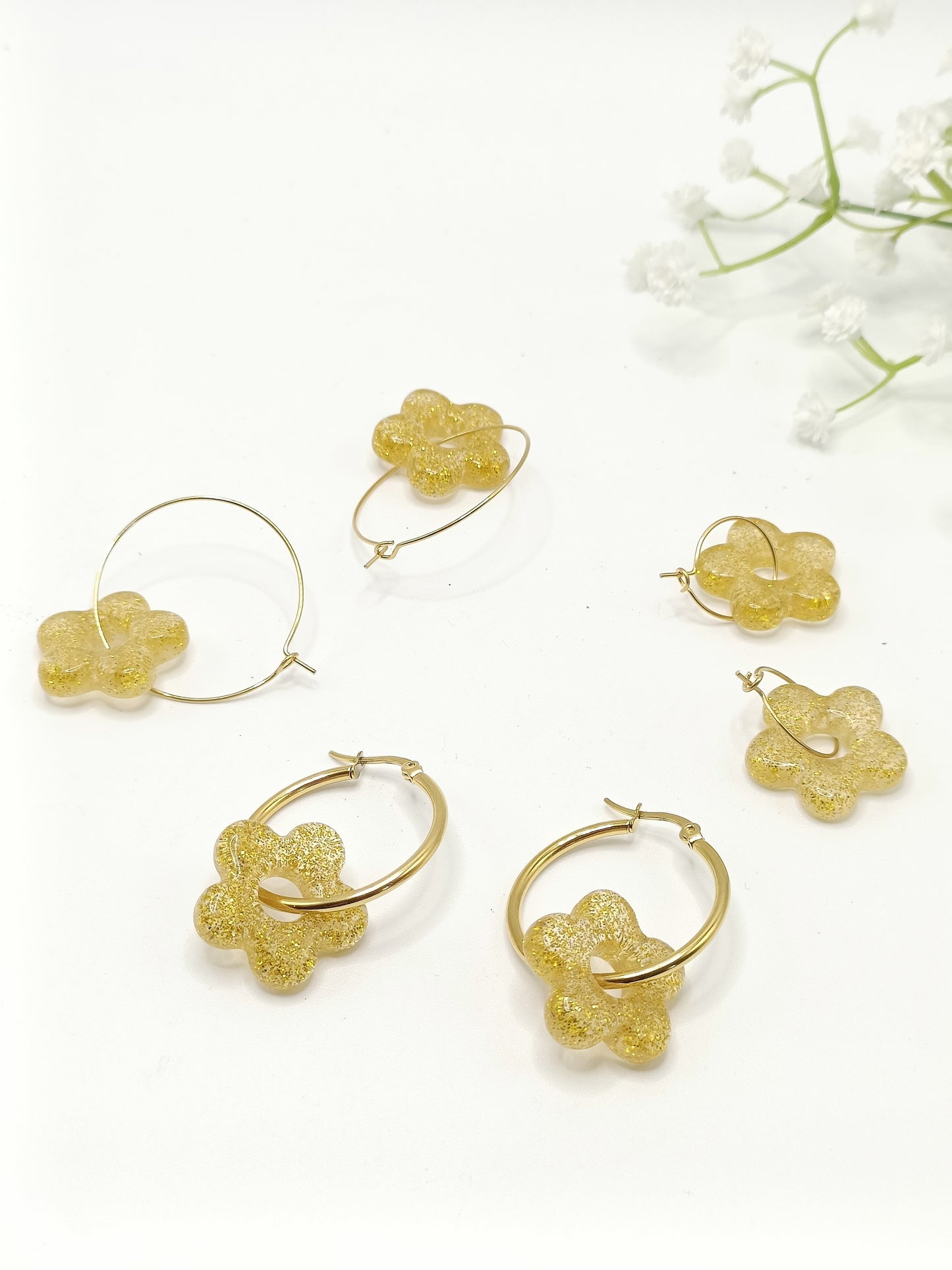 Flora, les grandes créoles dorées et fleurs dorées pailletées