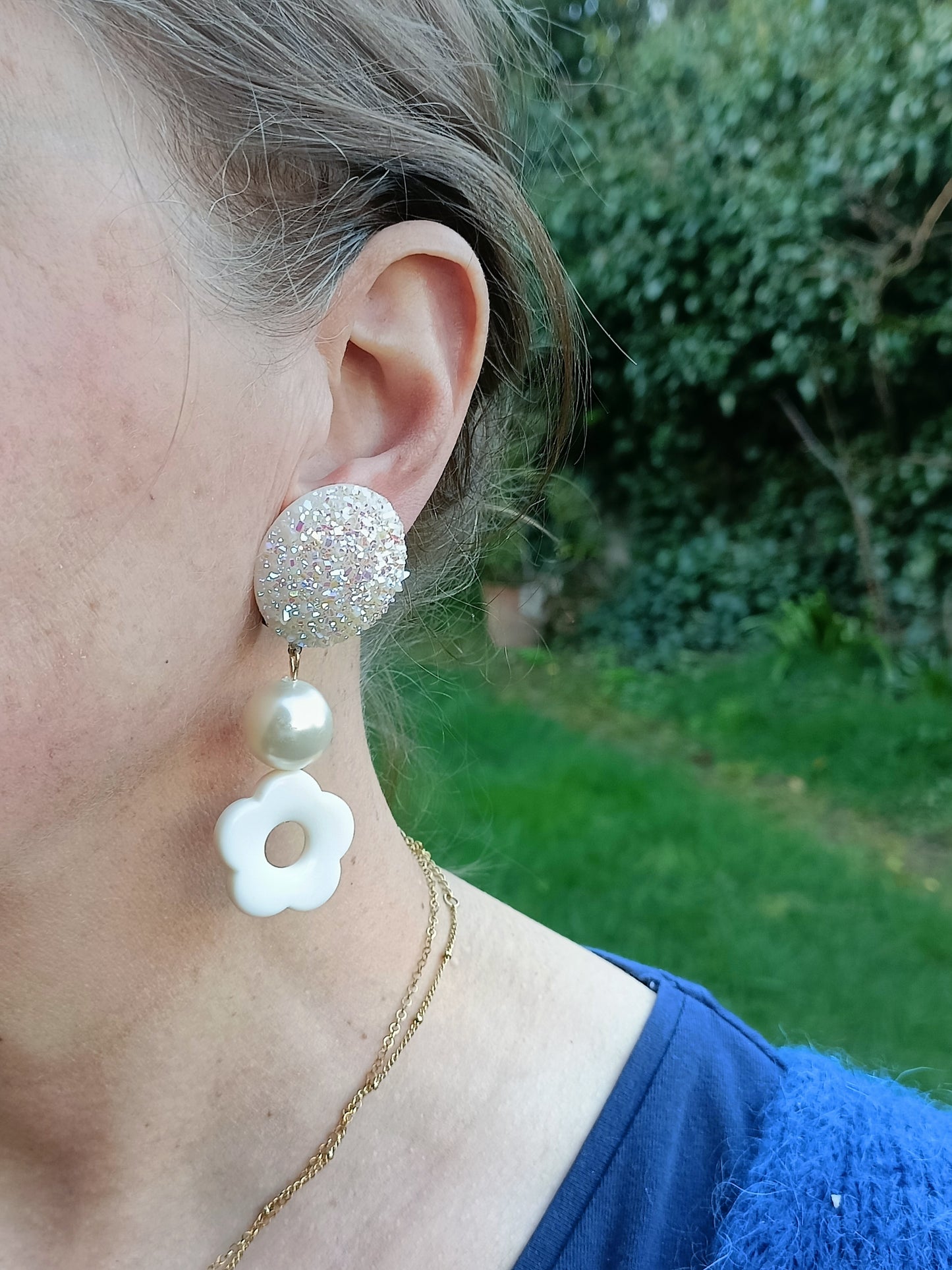 Flora, grandes boucles d'oreilles clips perles et fleurs blanc cassé en acrylique