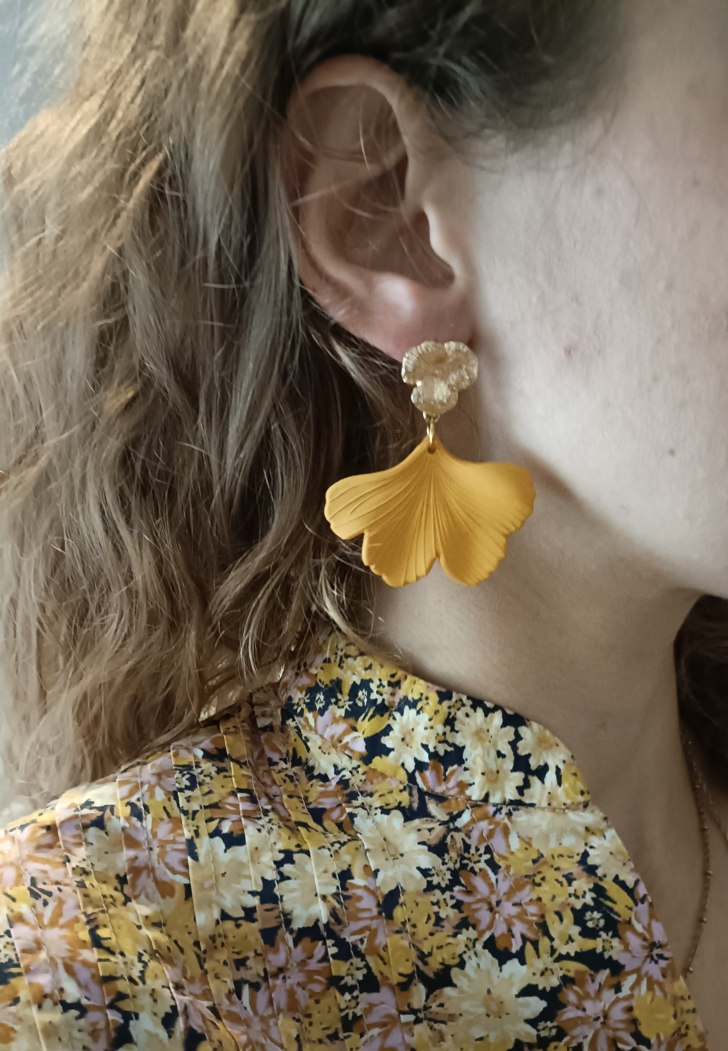 Les Lizzi, boucles d'oreilles Ginko moutarde et puces fleurs 18K