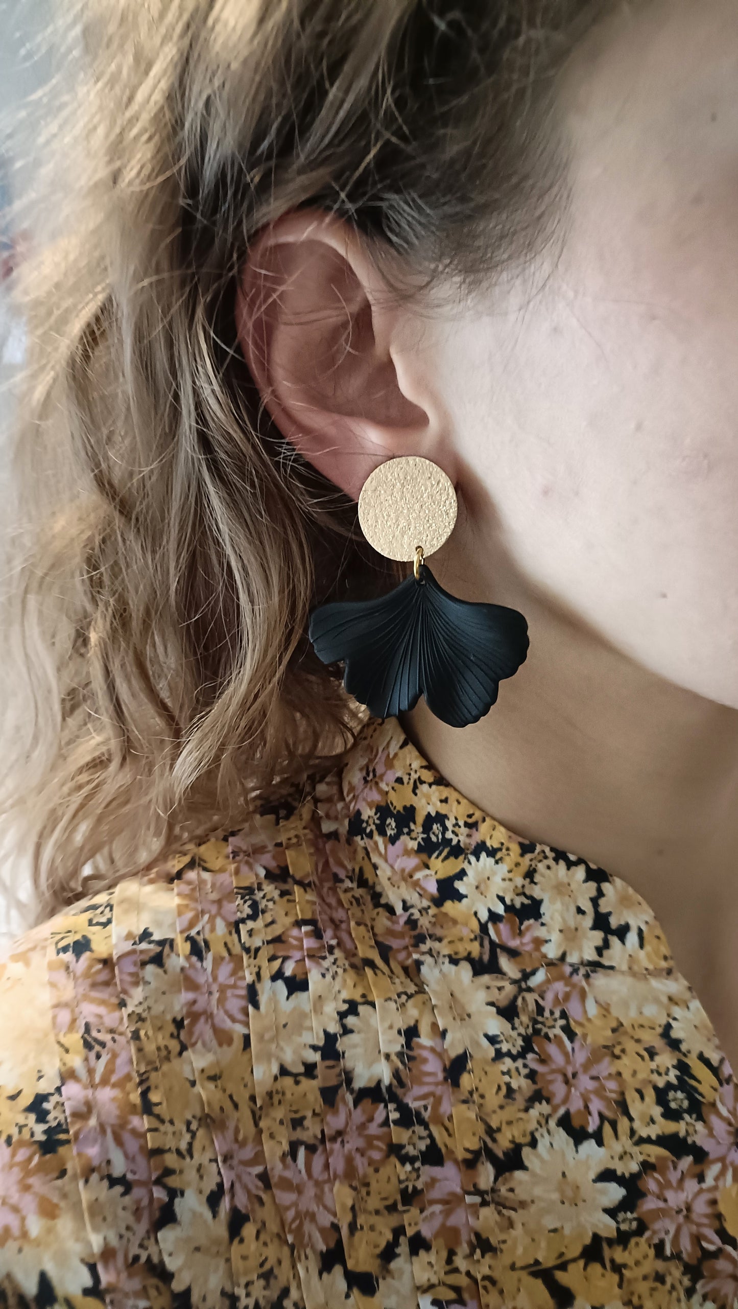 Lizzi, les boucles d'oreilles clips Ginko doré et noir