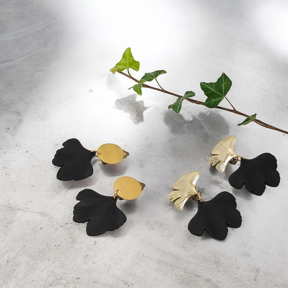 Boucles d'oreilles clips dorées or fin gingko et feuilels gingko noires striées en acrylique