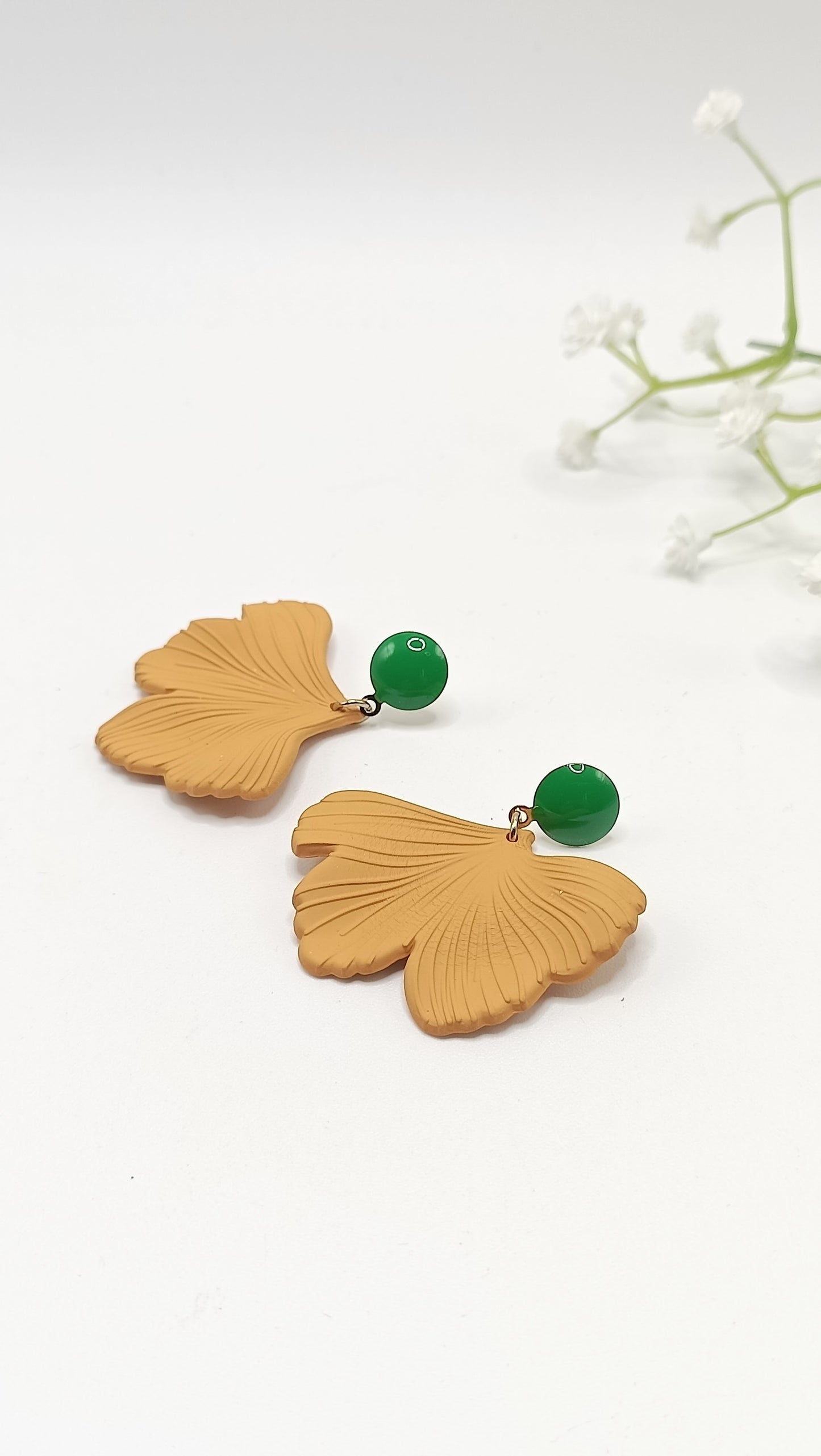 Lizzi, les boucles d'oreilles feuilles ginko moutarde et petits clous en émail vert sur acier inoxydable