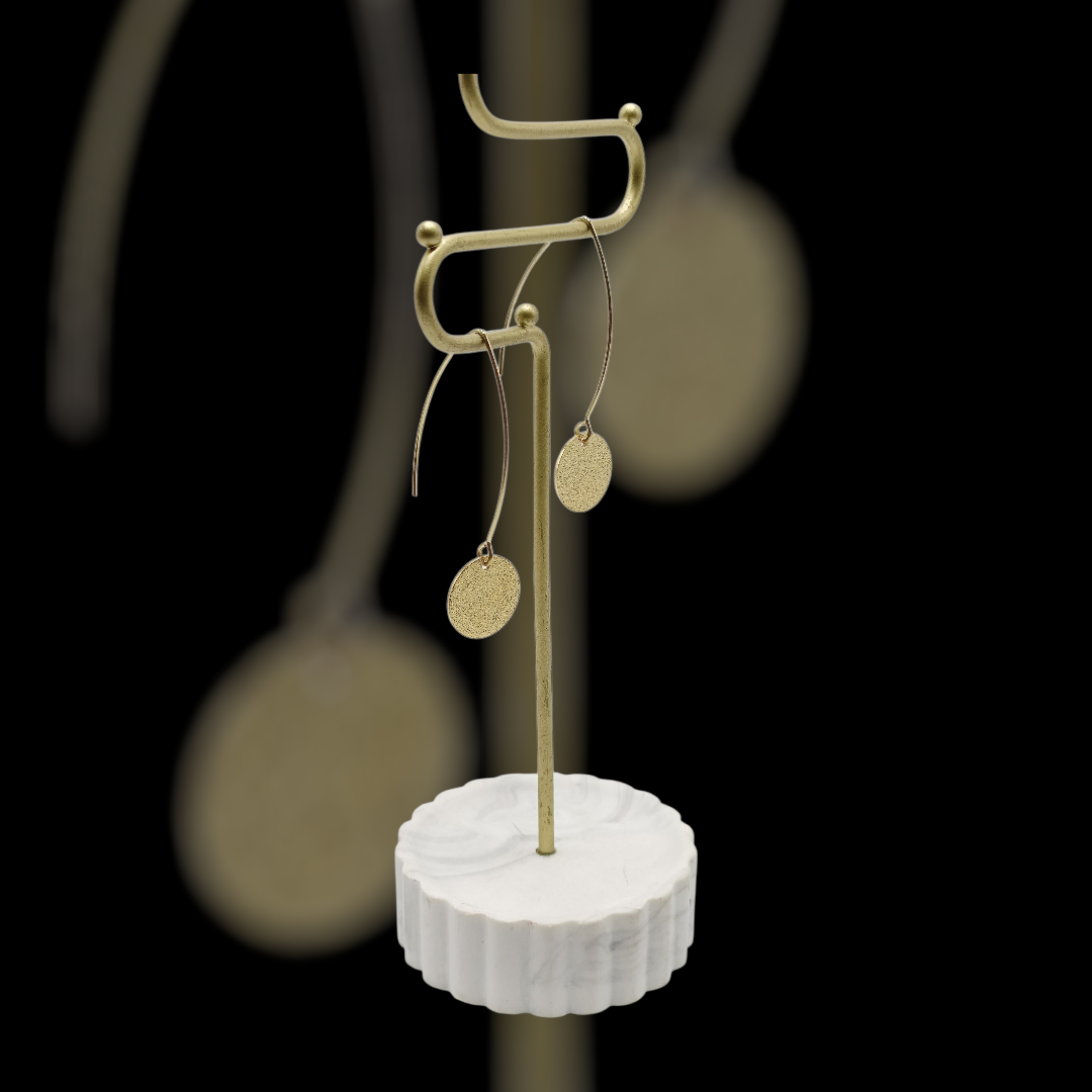 Luce, les boucles d'oreilles pendantes et médailles