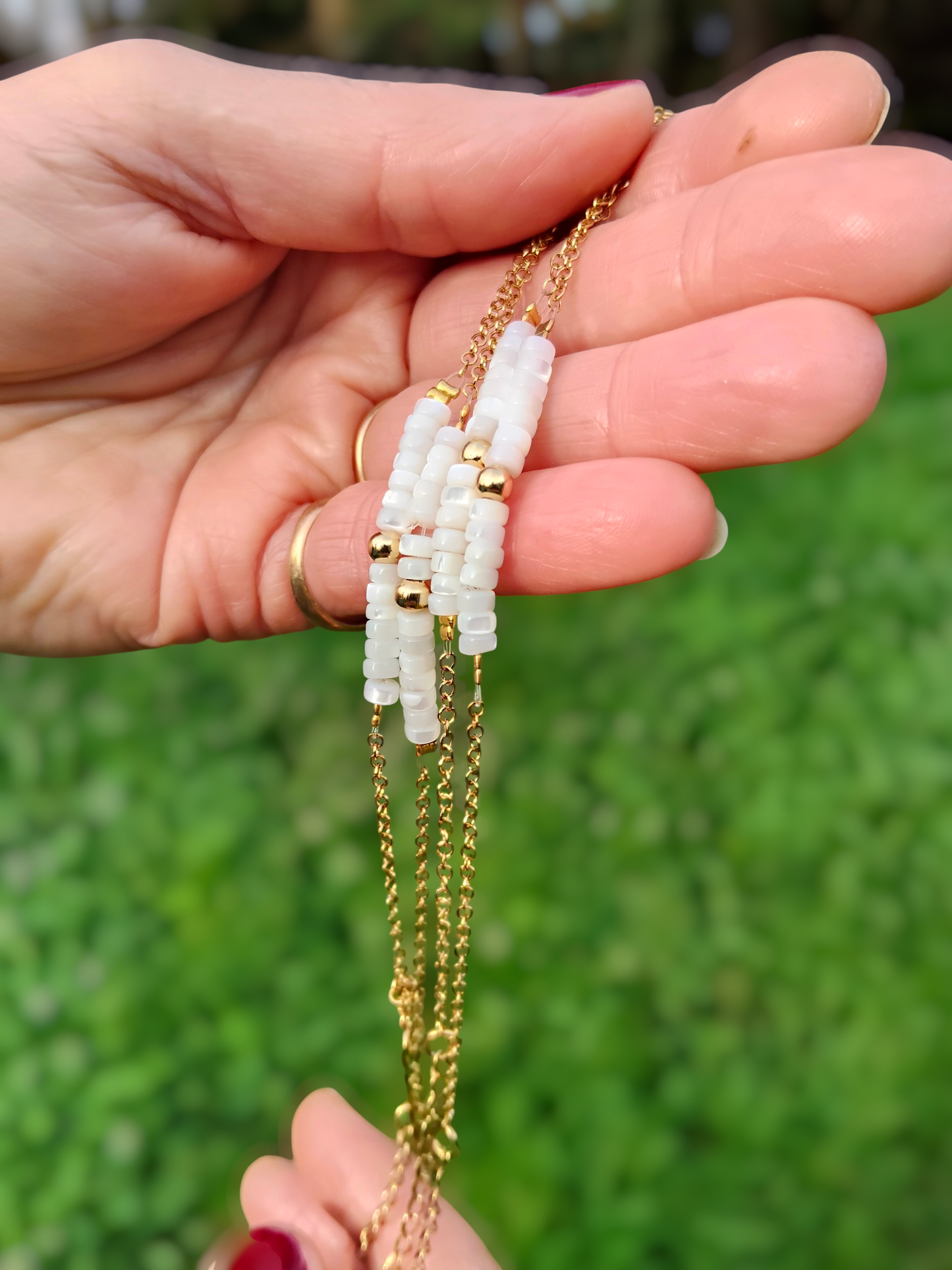 Lucien, le bracelet doré et nacre blanche