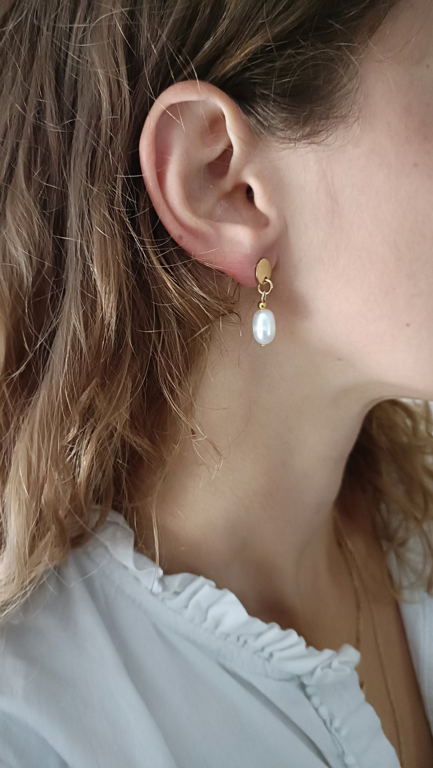 Lysandre, petites boucles d'oreilles perles de culture et puces dorées