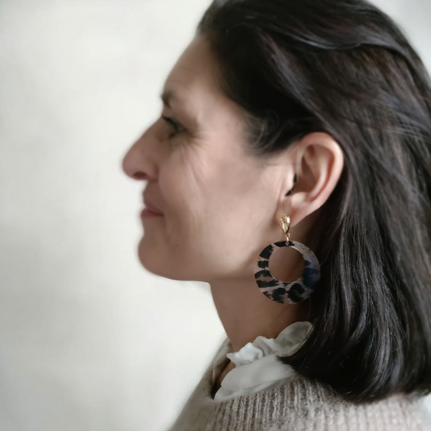 Marietta, les grandes boucles d'oreilles léopard, puces noires