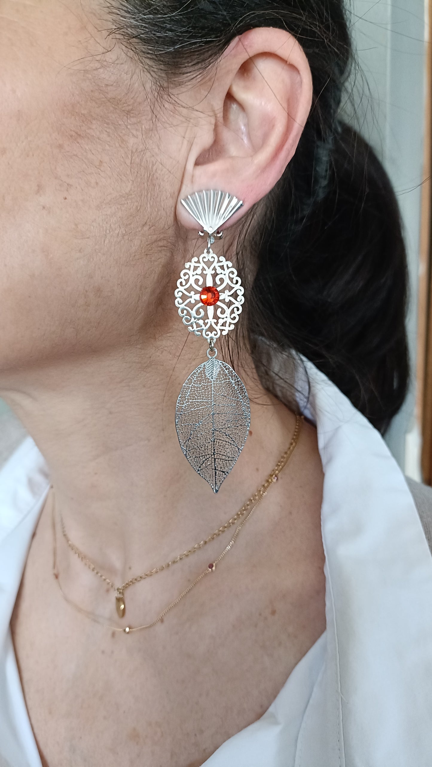 Martine, les grandes boucles d'oreilles clips feuilles argentées et oranges